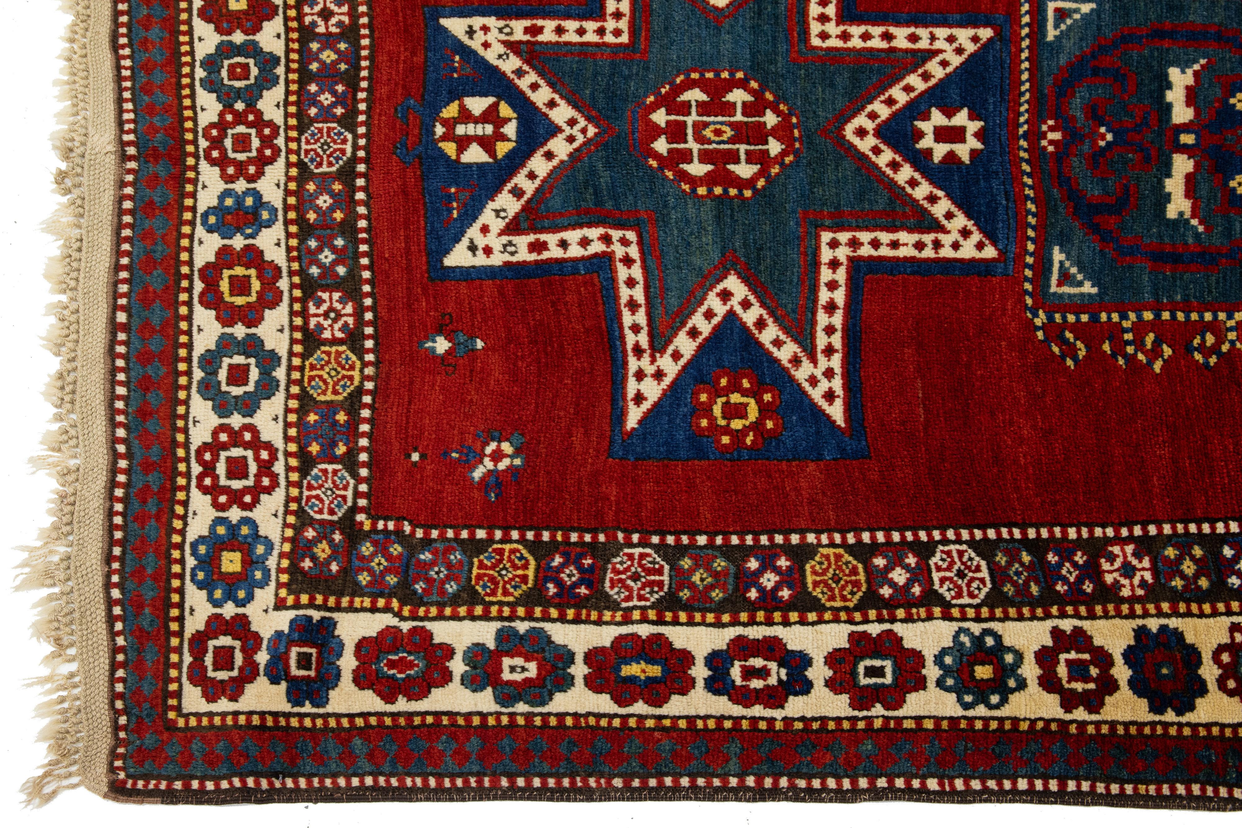 Kaukasischer roter Wollteppich mit geometrischem Motiv aus Kasachstan (Frühes 20. Jahrhundert) im Angebot