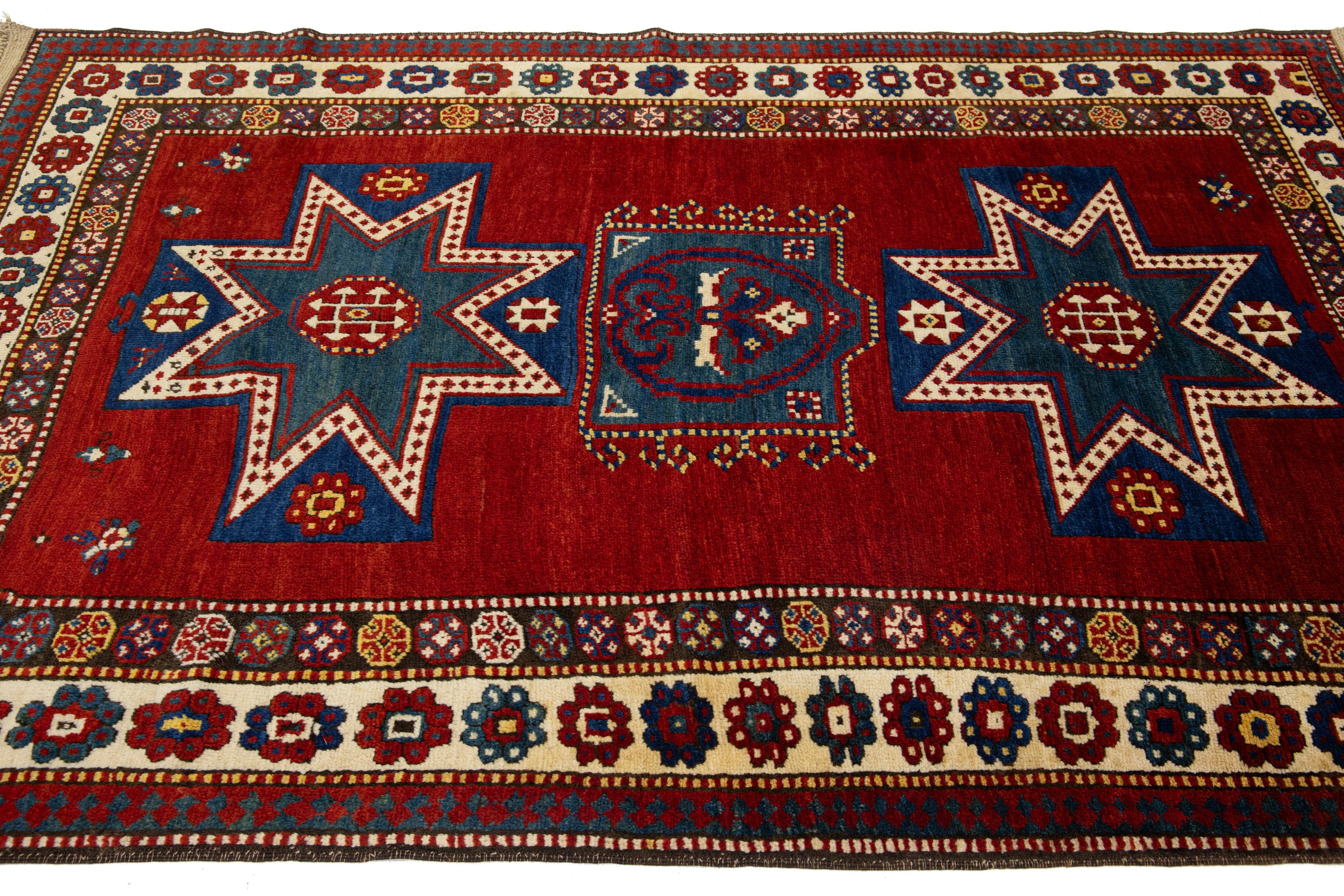 Kaukasischer roter Wollteppich mit geometrischem Motiv aus Kasachstan (Wolle) im Angebot