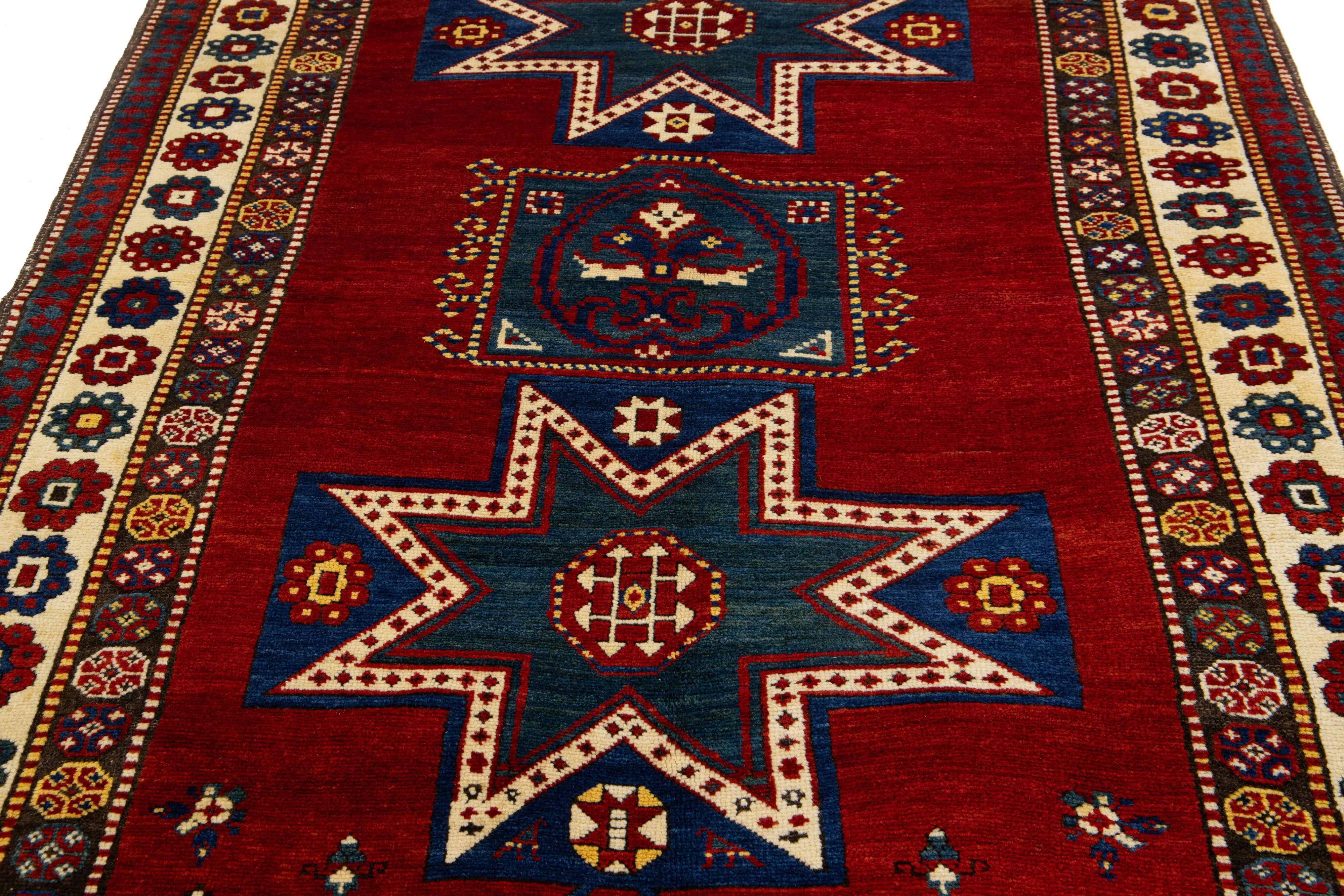 Kaukasischer roter Wollteppich mit geometrischem Motiv aus Kasachstan im Angebot 1