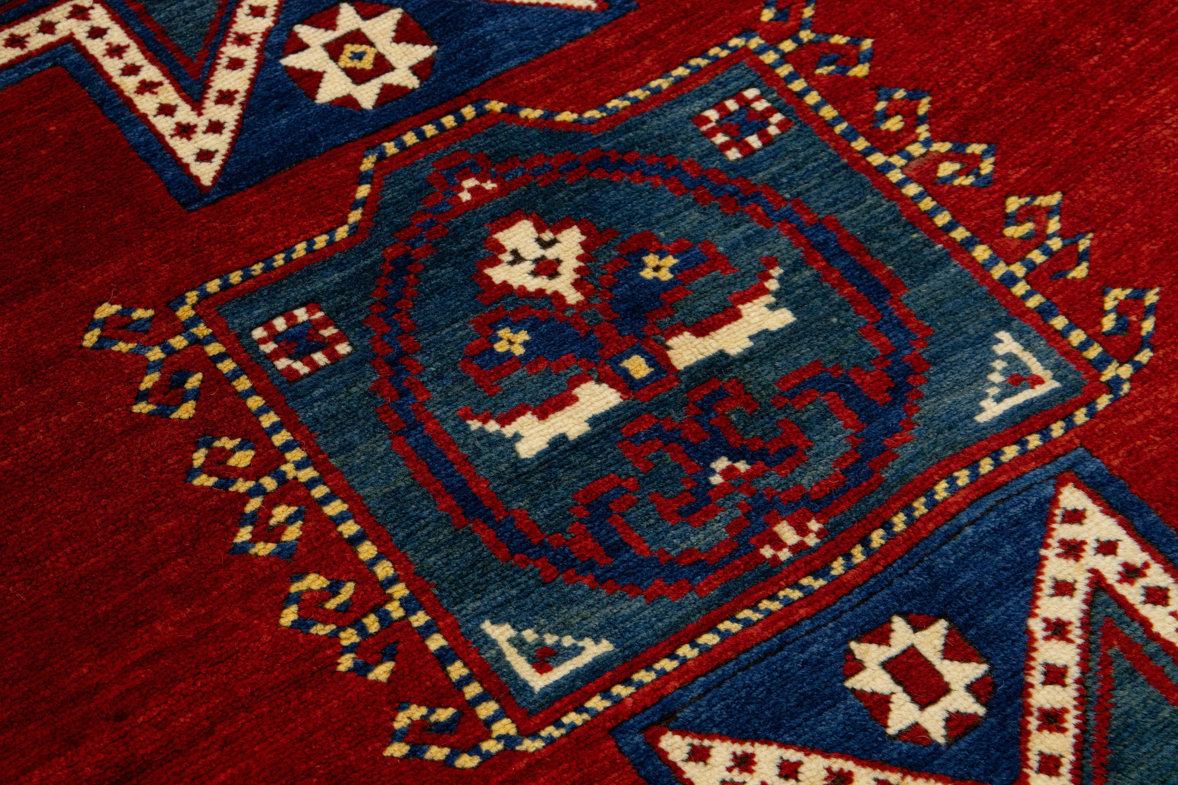 Kaukasischer roter Wollteppich mit geometrischem Motiv aus Kasachstan im Angebot 2
