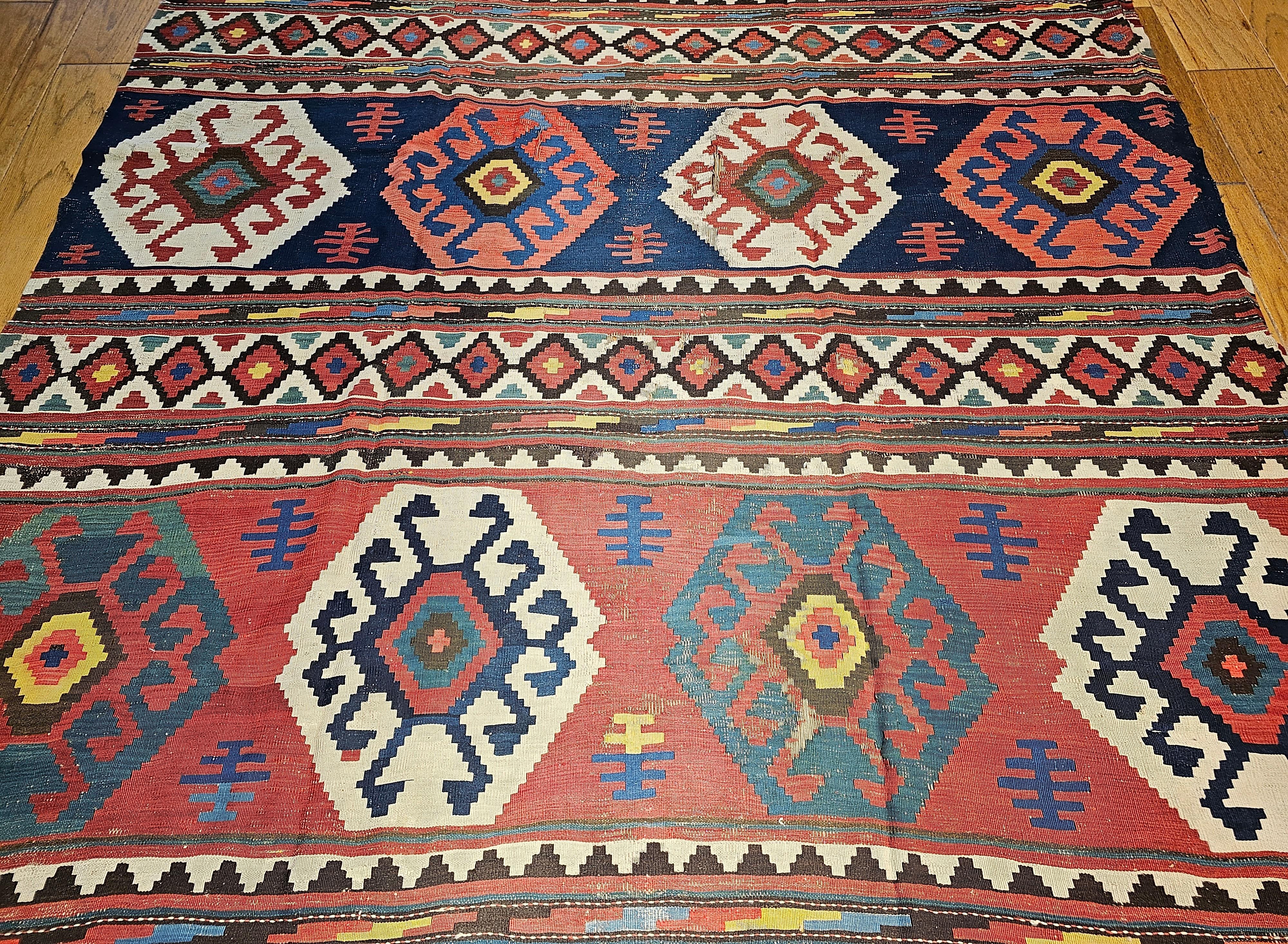 Kilim vintage caucásico kazajo tamaño habitación Teñido con vegetales en venta