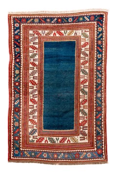 Tappeto caucasico Kazak d'epoca con campo blu intenso e bordi geometrici audaci
