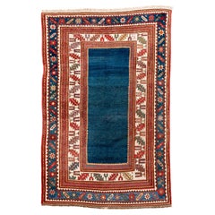Tappeto caucasico Kazak d'epoca con campo blu intenso e bordi geometrici audaci