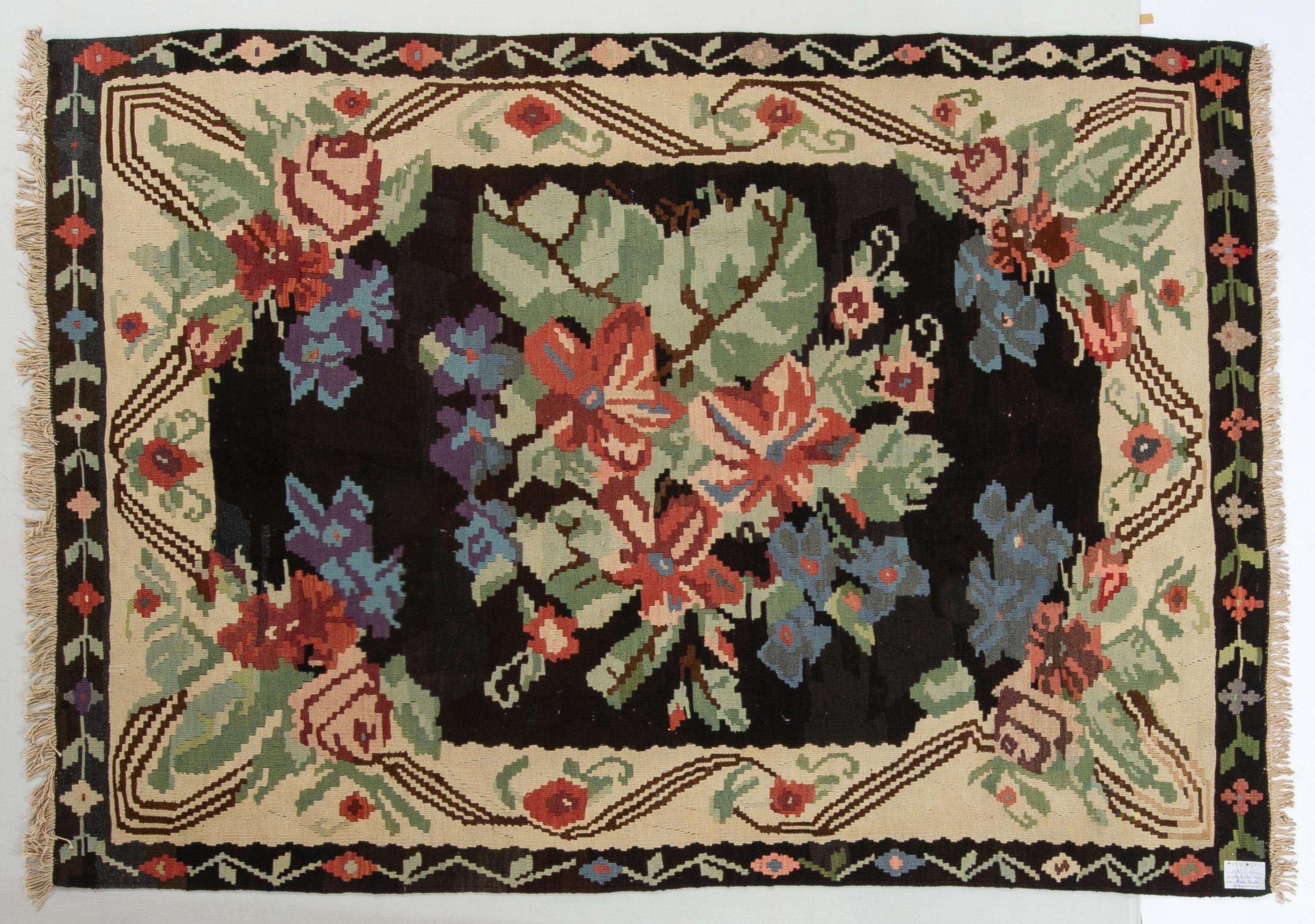 Bouquet of flowers enclosed in a garland tied by a ribbon. A carpet for those who love flowers.
It may be also on wall, as a tapestry, or on a bed.
refer. nr. 502 -
(Interesting price for closing activities).