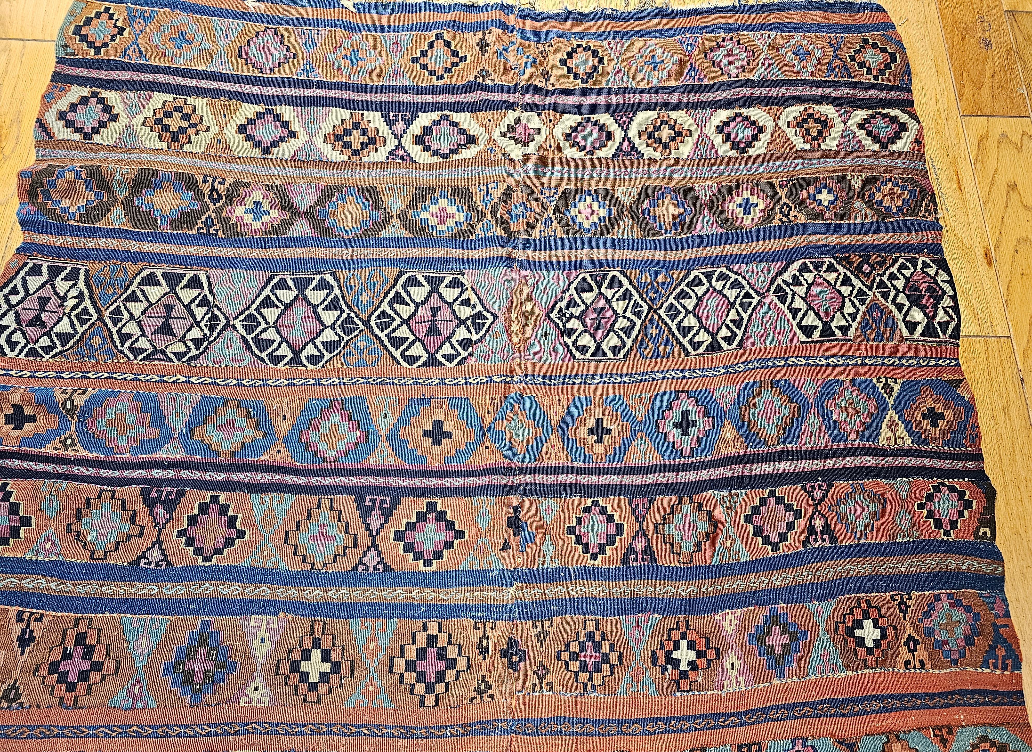 Kilim caucasien vintage à motif géométrique turquoise, violet, bleu, ivoire en vente 1