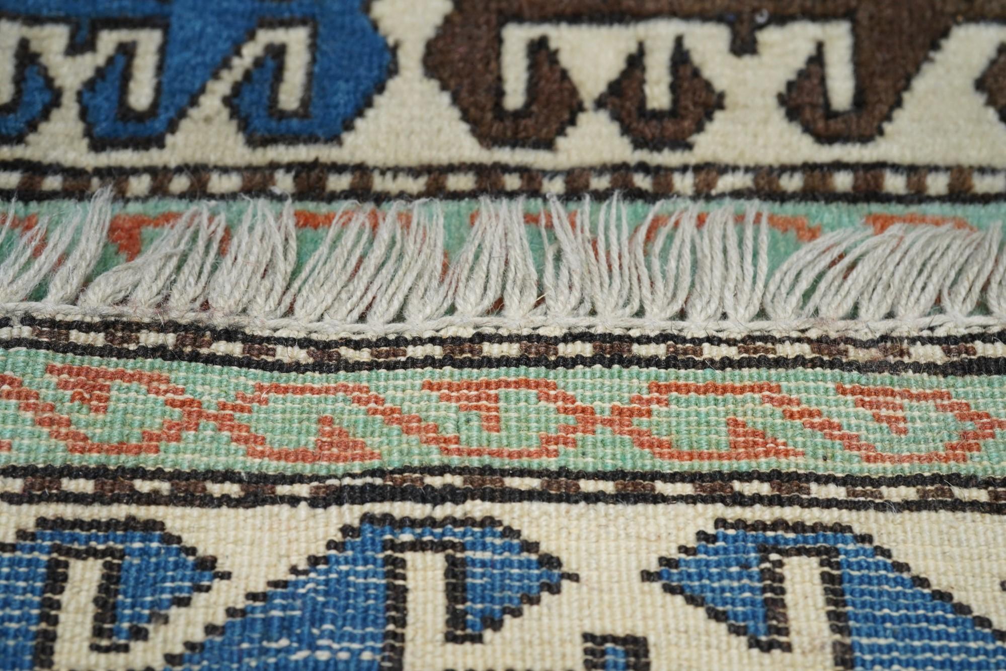 Kaukasischer Teppich im Vintage-Stil 3'6'' x 6'9'' im Angebot 7
