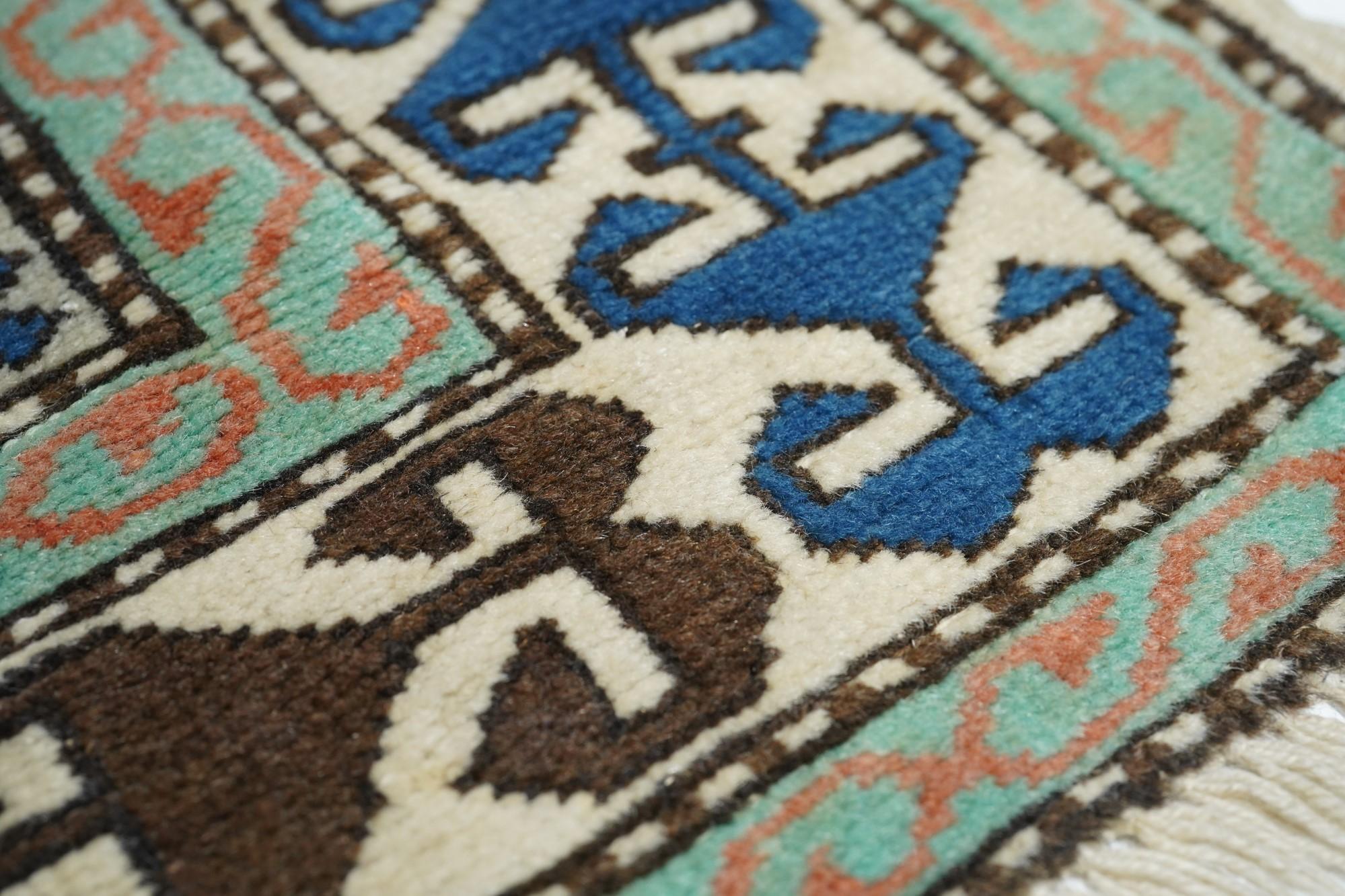Kaukasischer Teppich im Vintage-Stil 3'6'' x 6'9'' im Angebot 2