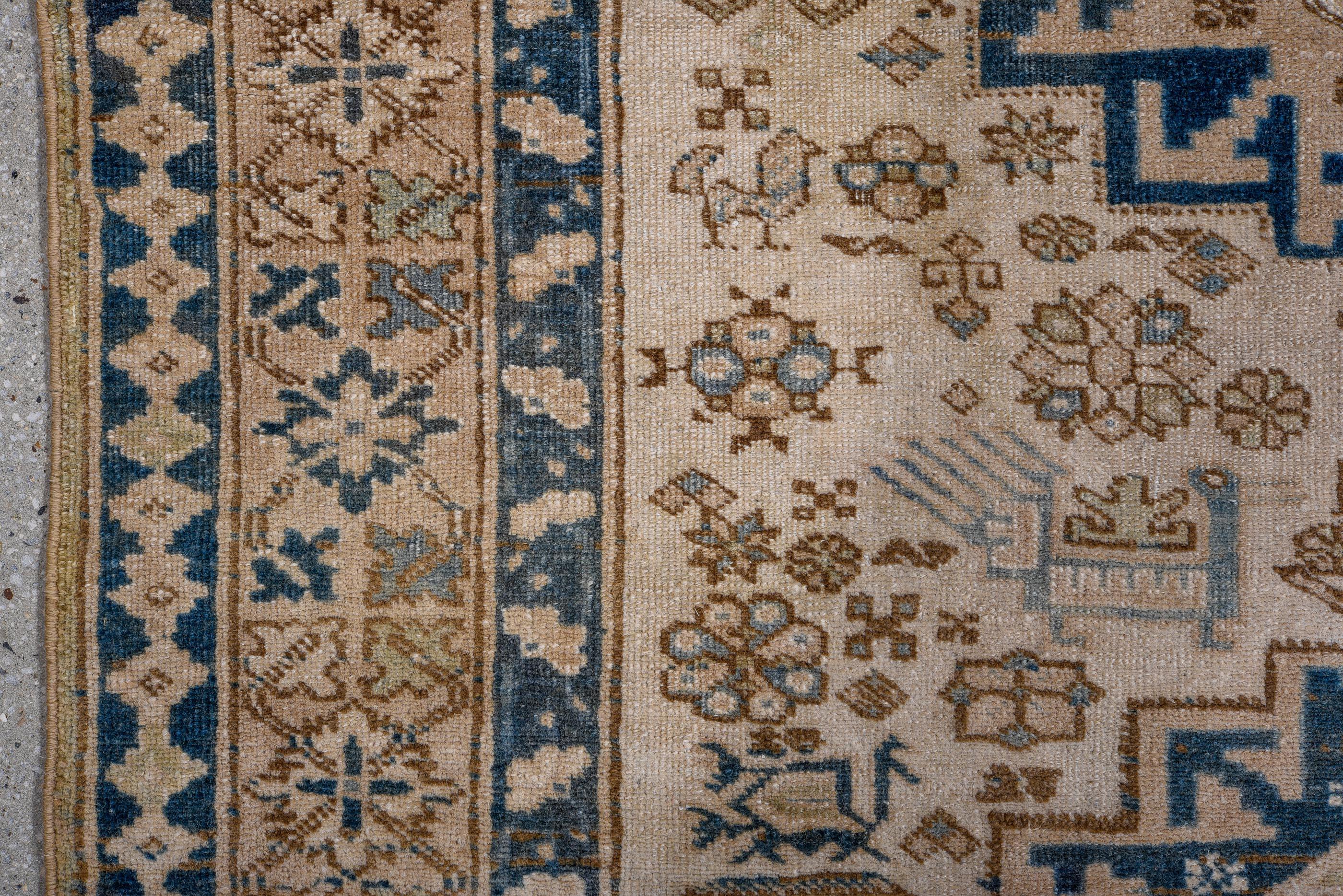 Alfombra caucásica vintage con fondo crema y medallones de estrellas azul oscuro en Bueno estado para la venta en New York, NY