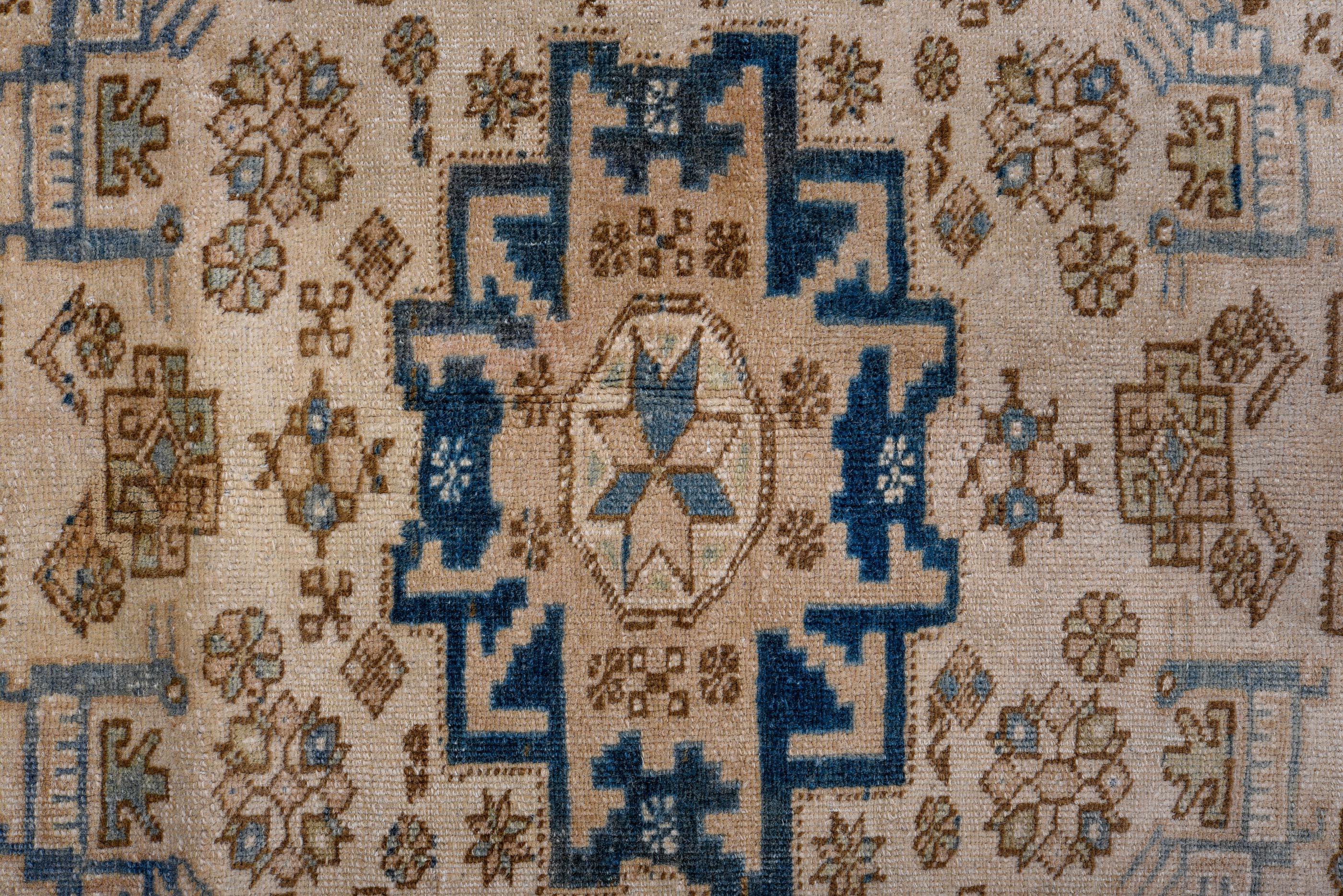 Alfombra caucásica vintage con fondo crema y medallones de estrellas azul oscuro siglo XX en venta