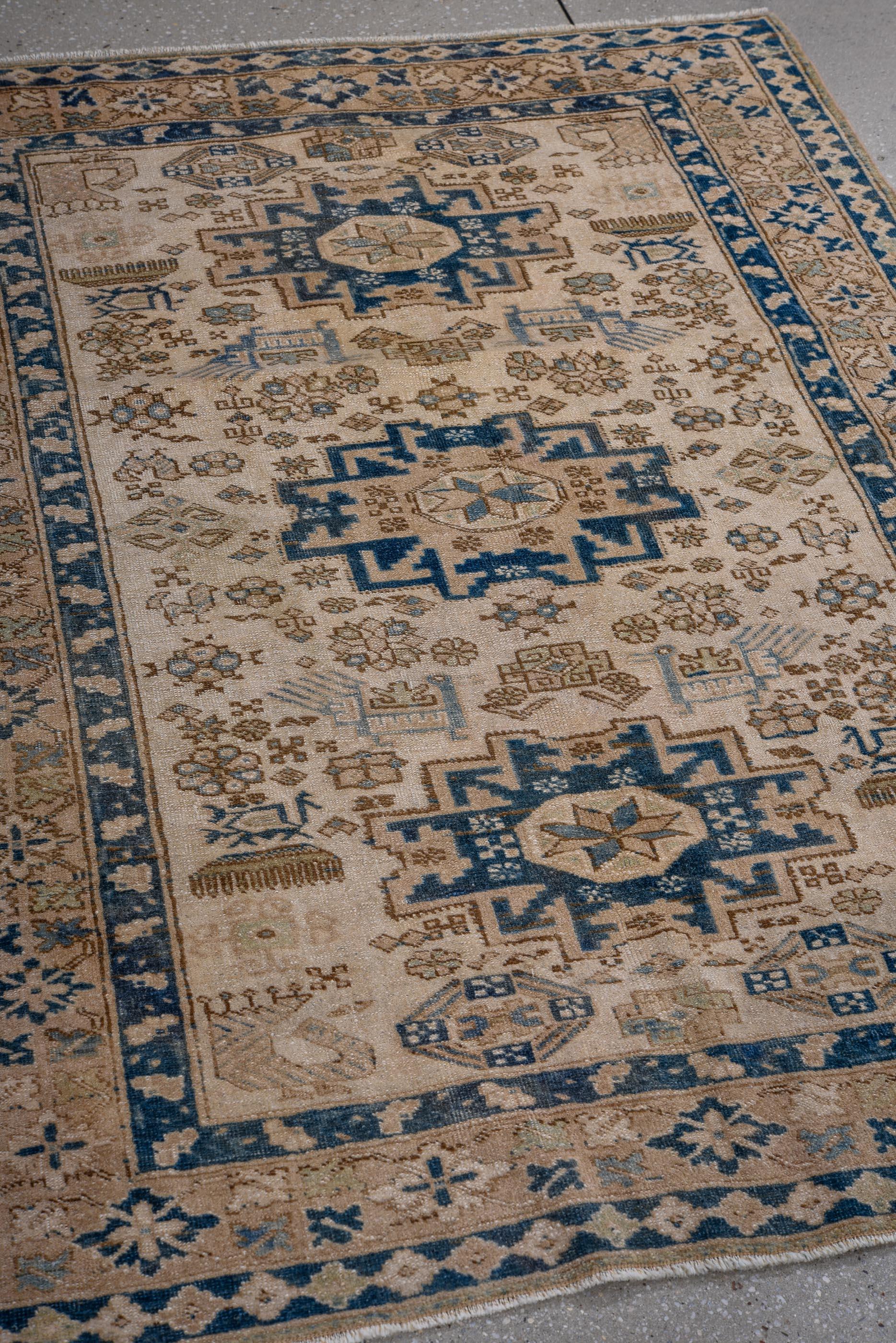 Alfombra caucásica vintage con fondo crema y medallones de estrellas azul oscuro Lana en venta