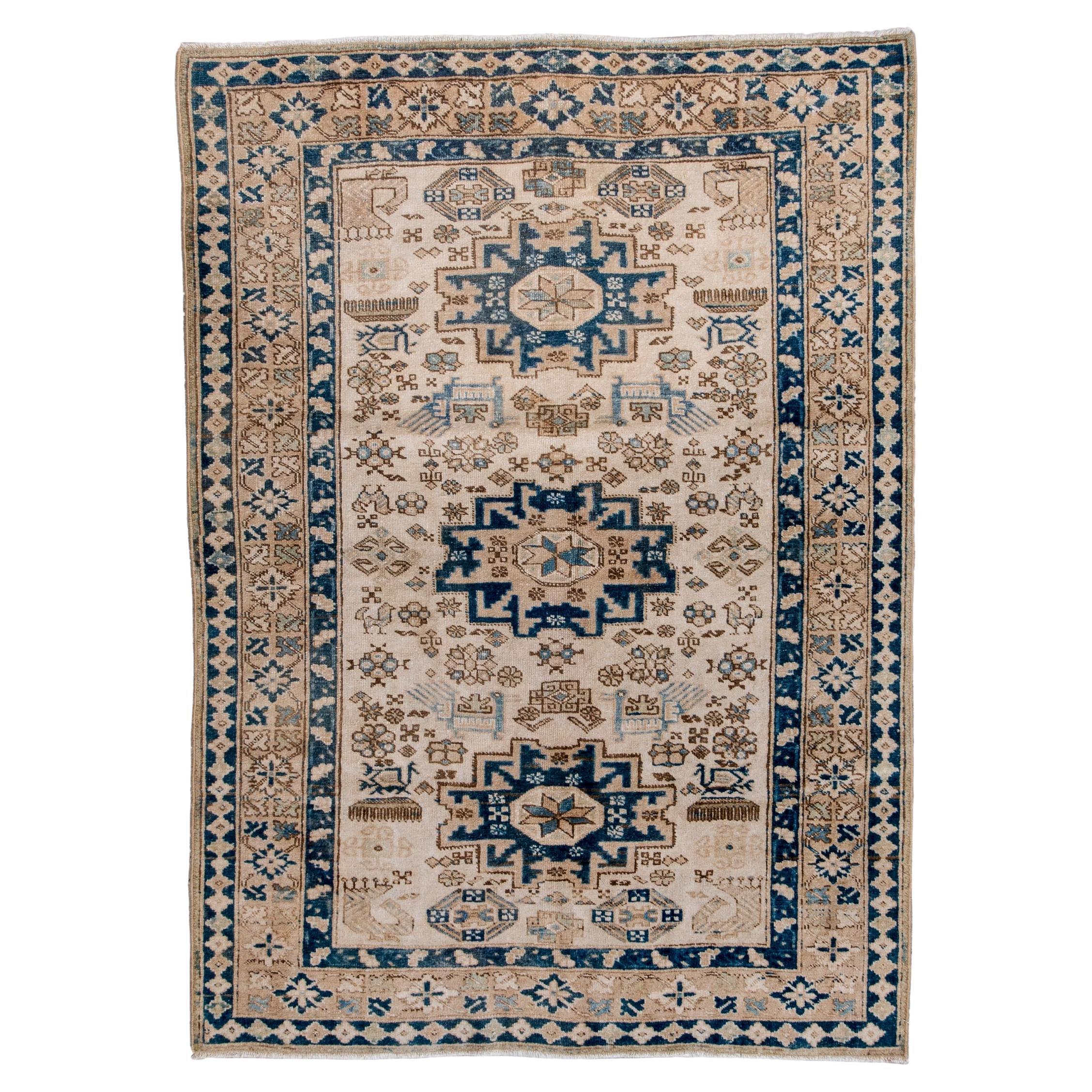 Tappeto caucasico vintage con fondo crema e medaglioni a stella blu scuro