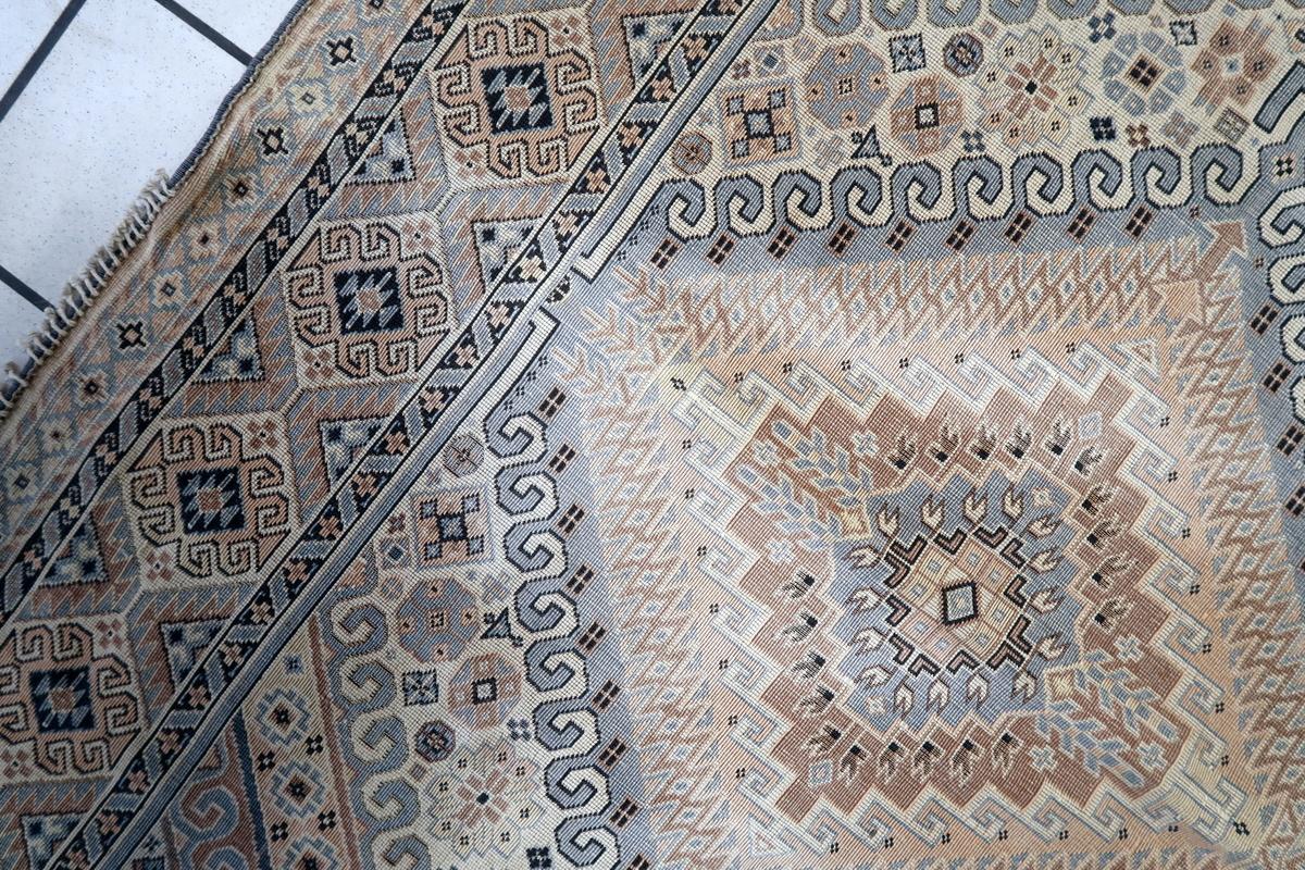 Kaukasisches Shirvan-Textil im Vintage-Stil mit Teppichdesign 4,5' x 5.2' 1950er Jahre - 1C1152 im Zustand „Gut“ im Angebot in Bordeaux, FR