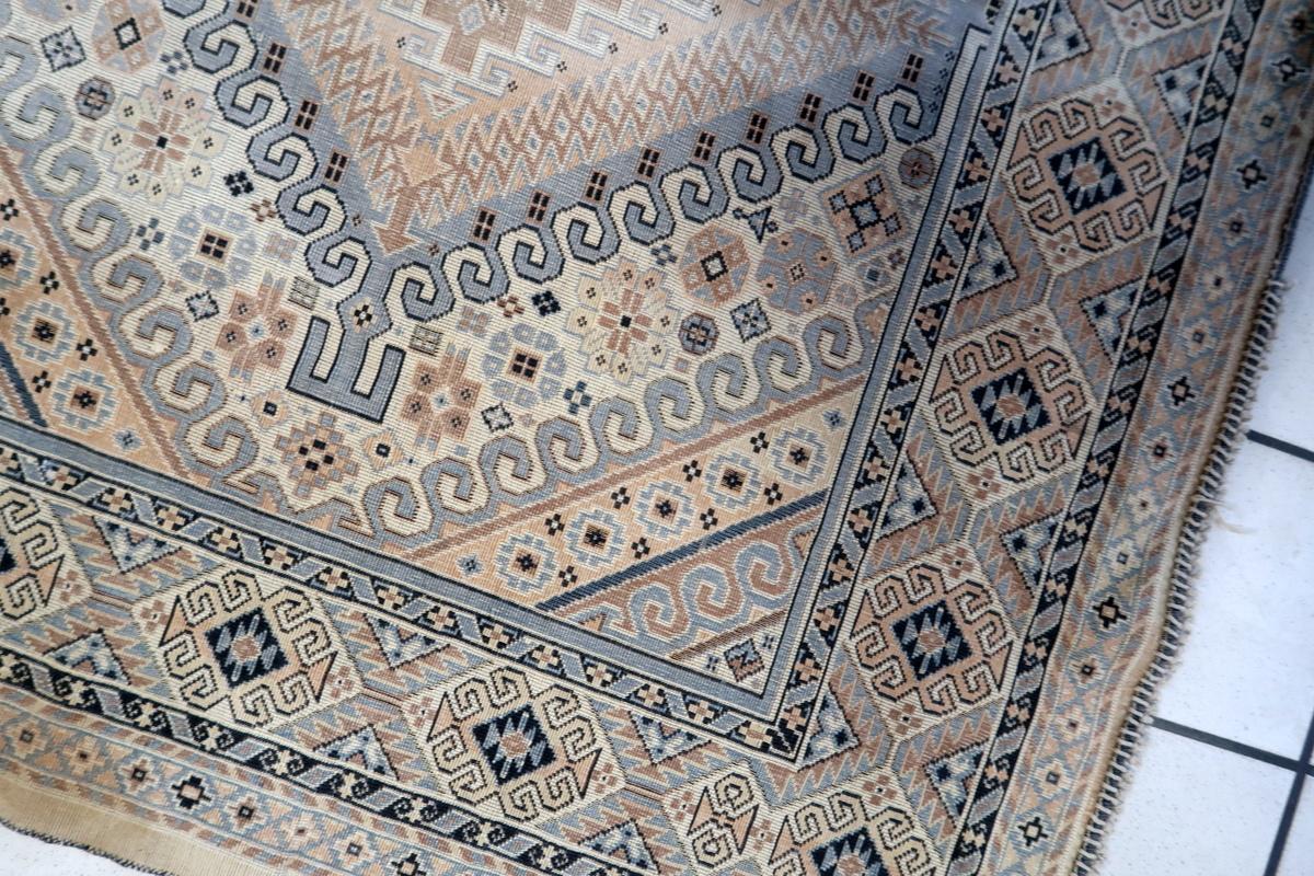Kaukasisches Shirvan-Textil im Vintage-Stil mit Teppichdesign 4,5' x 5.2' 1950er Jahre - 1C1152 (Mitte des 20. Jahrhunderts) im Angebot