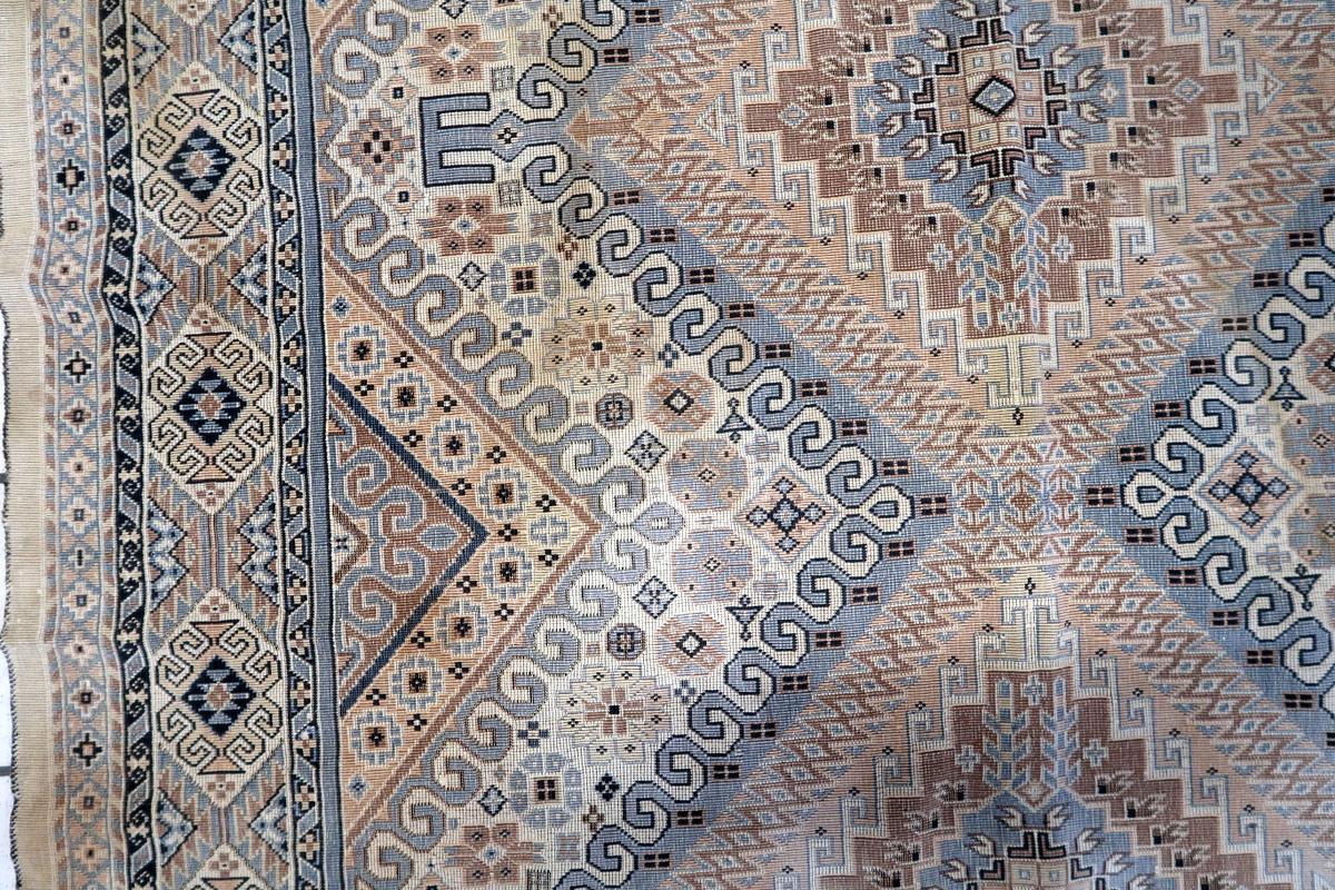 Kaukasisches Shirvan-Textil im Vintage-Stil mit Teppichdesign 4,5' x 5.2' 1950er Jahre - 1C1152 im Angebot 1