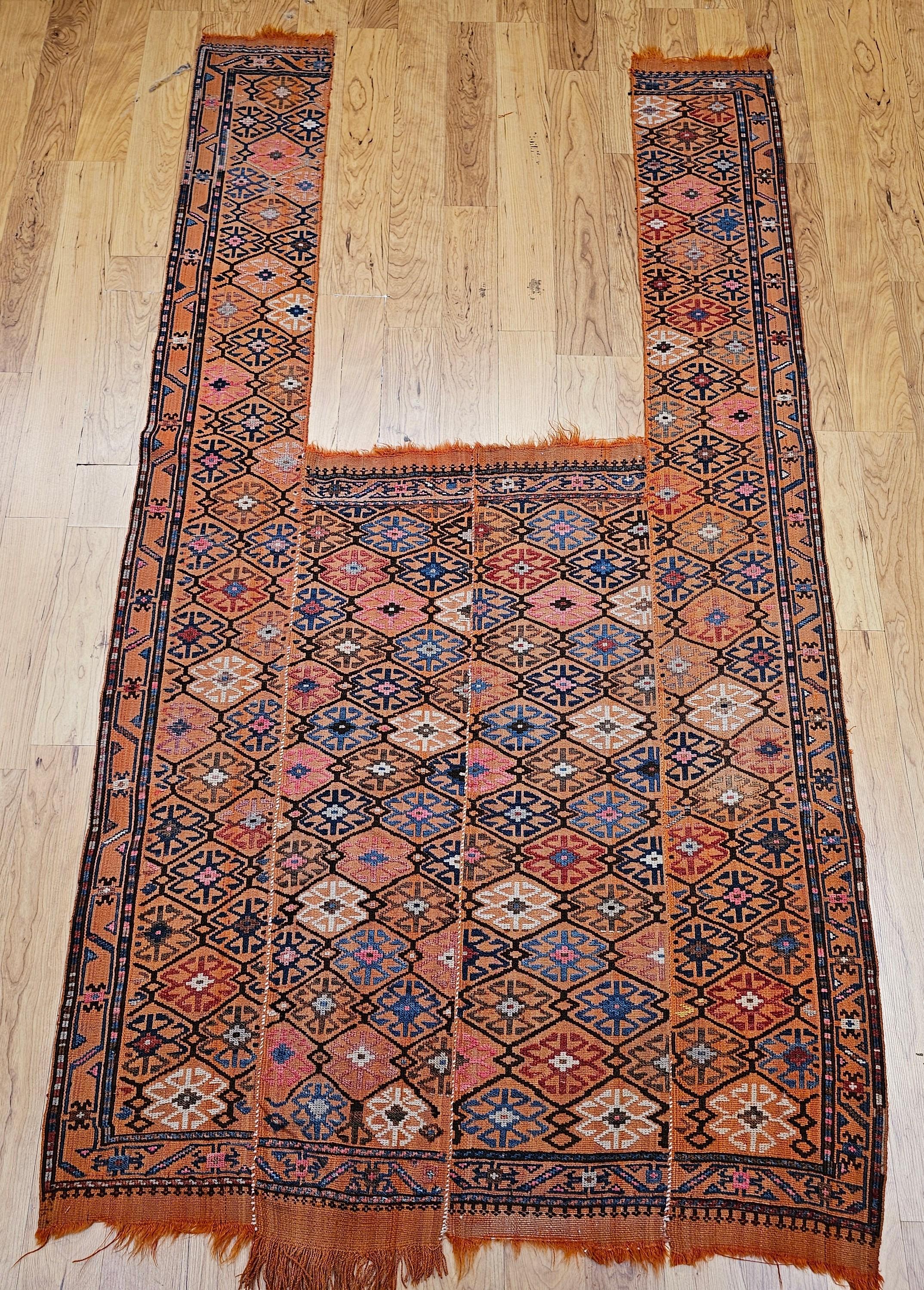 Dieser exquisite kaukasische Soumak-Kelim, der ursprünglich als Pferdesatteldecke oder möglicherweise als Zeltdekoration gefertigt wurde, ist ein beeindruckendes Beispiel für die Textilkunst der Stämme. In satten Farben und komplizierten