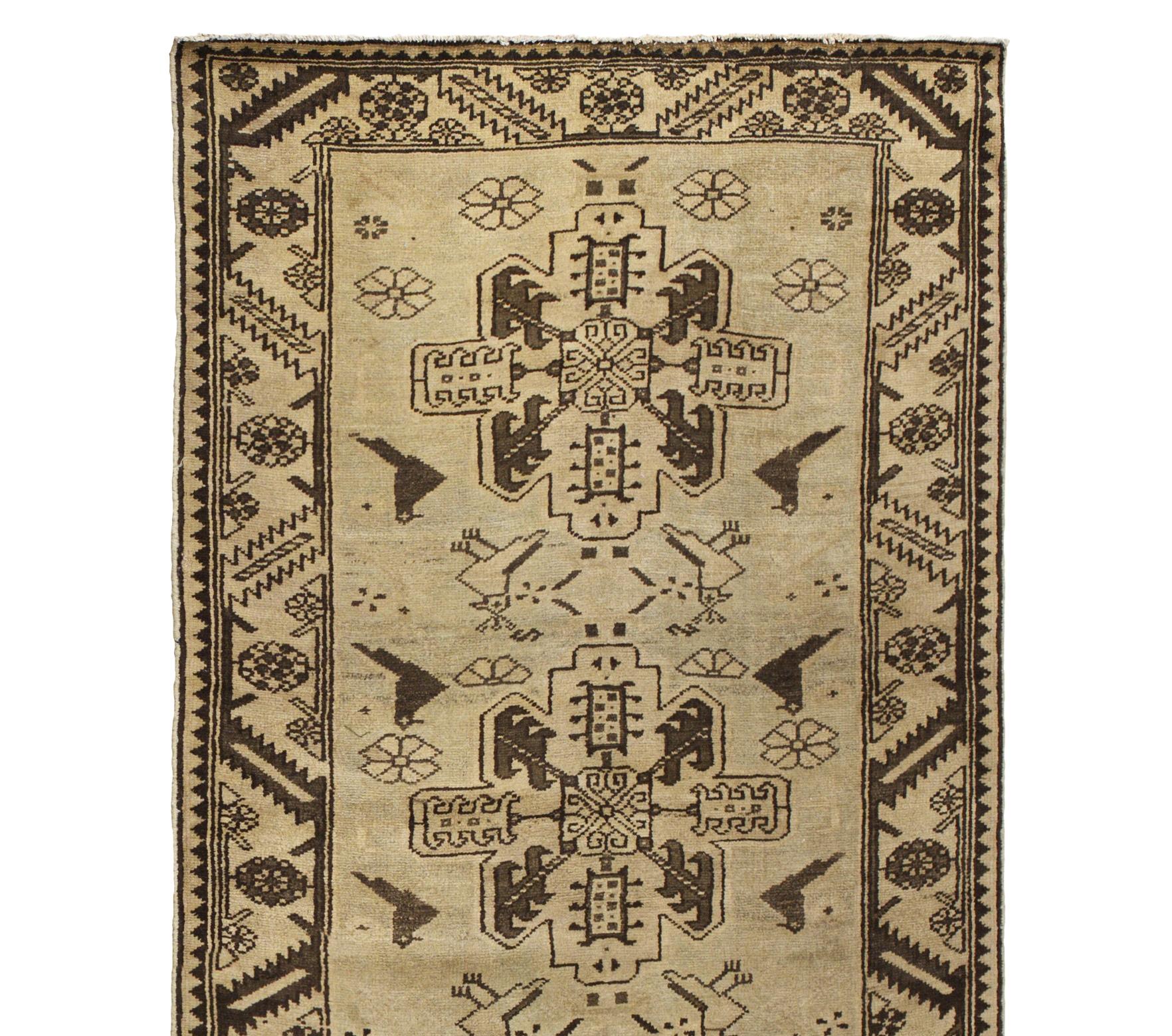 Vintage Kaukasischen Stammes-Wolle Läufer, 3 ft × 9 ft, Beige und Braun Ge im Zustand „Hervorragend“ im Angebot in Dallas, TX