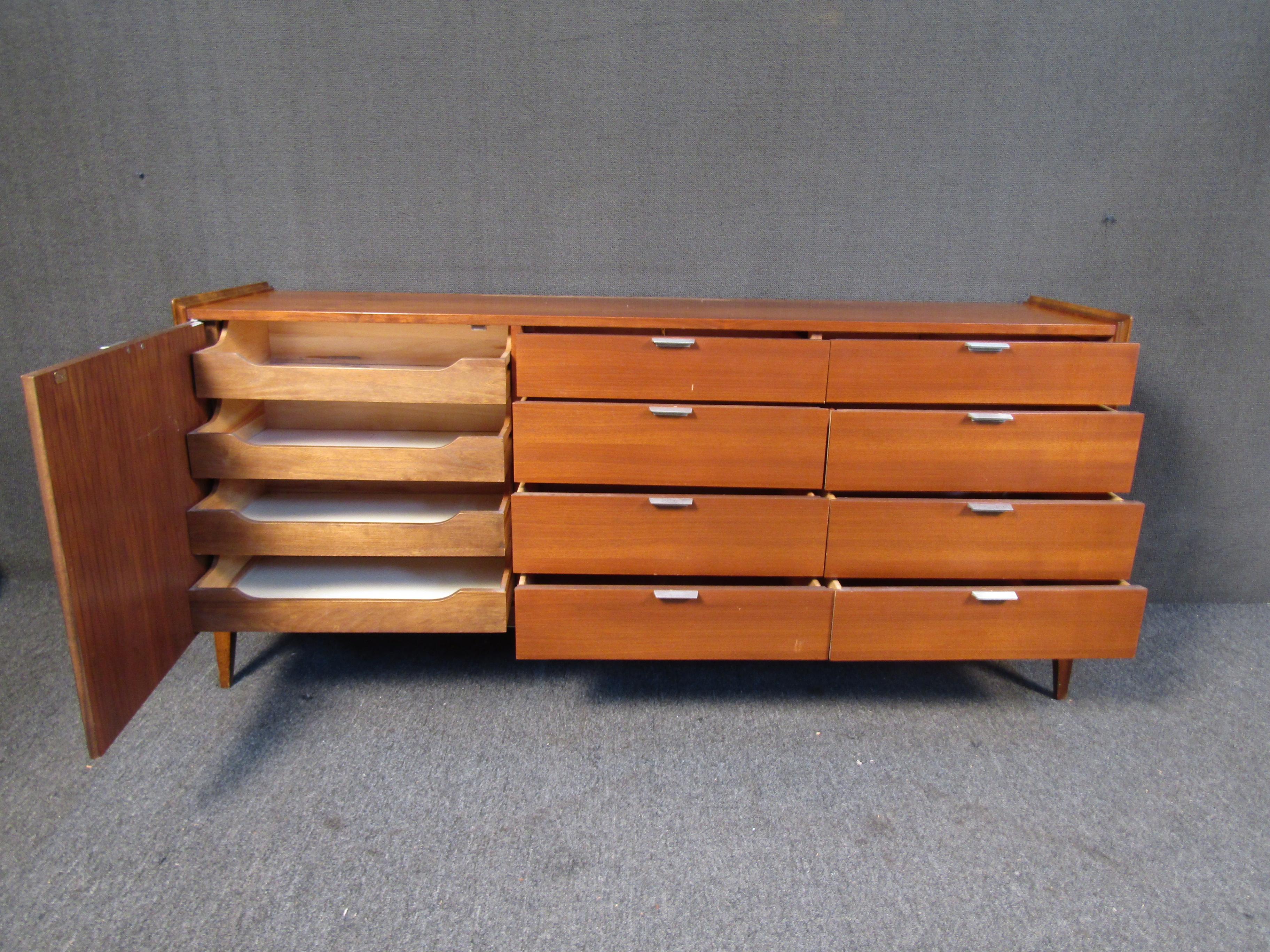 Vintage Cavalier Dresser w/ Mirror In Good Condition For Sale In Brooklyn, NY