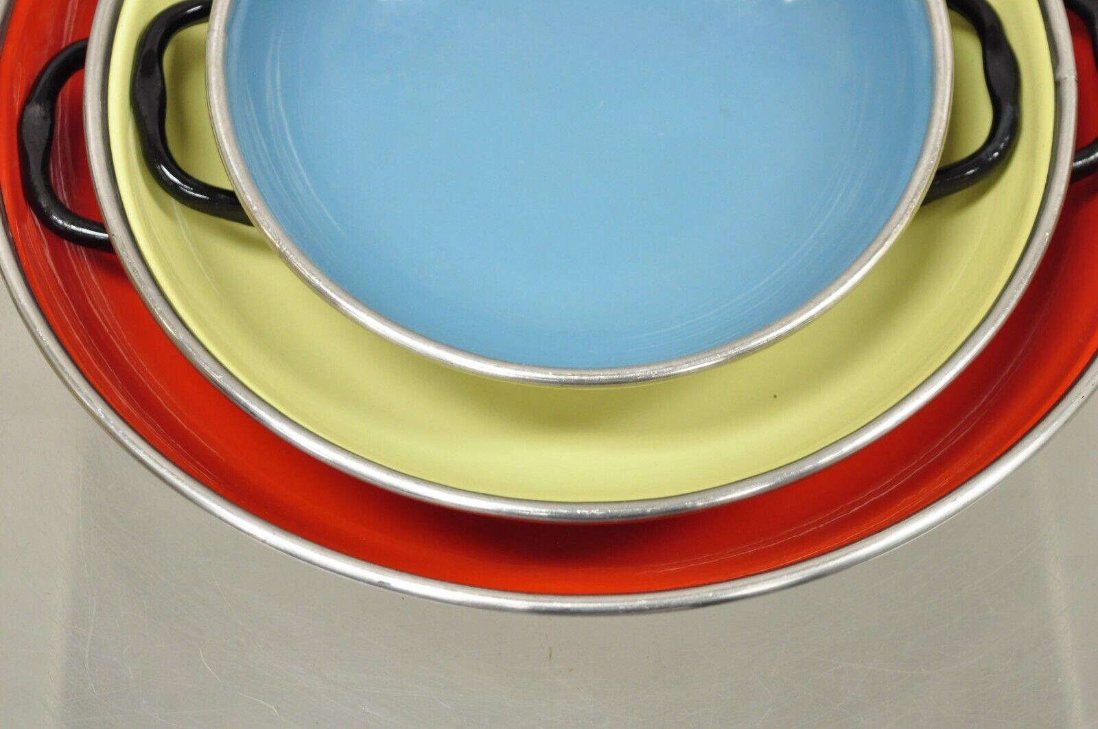 Ensemble de 3 assiettes de vaisselle vintage Cavalier Italie en émail bleu rouge jaune Bon état - En vente à Philadelphia, PA