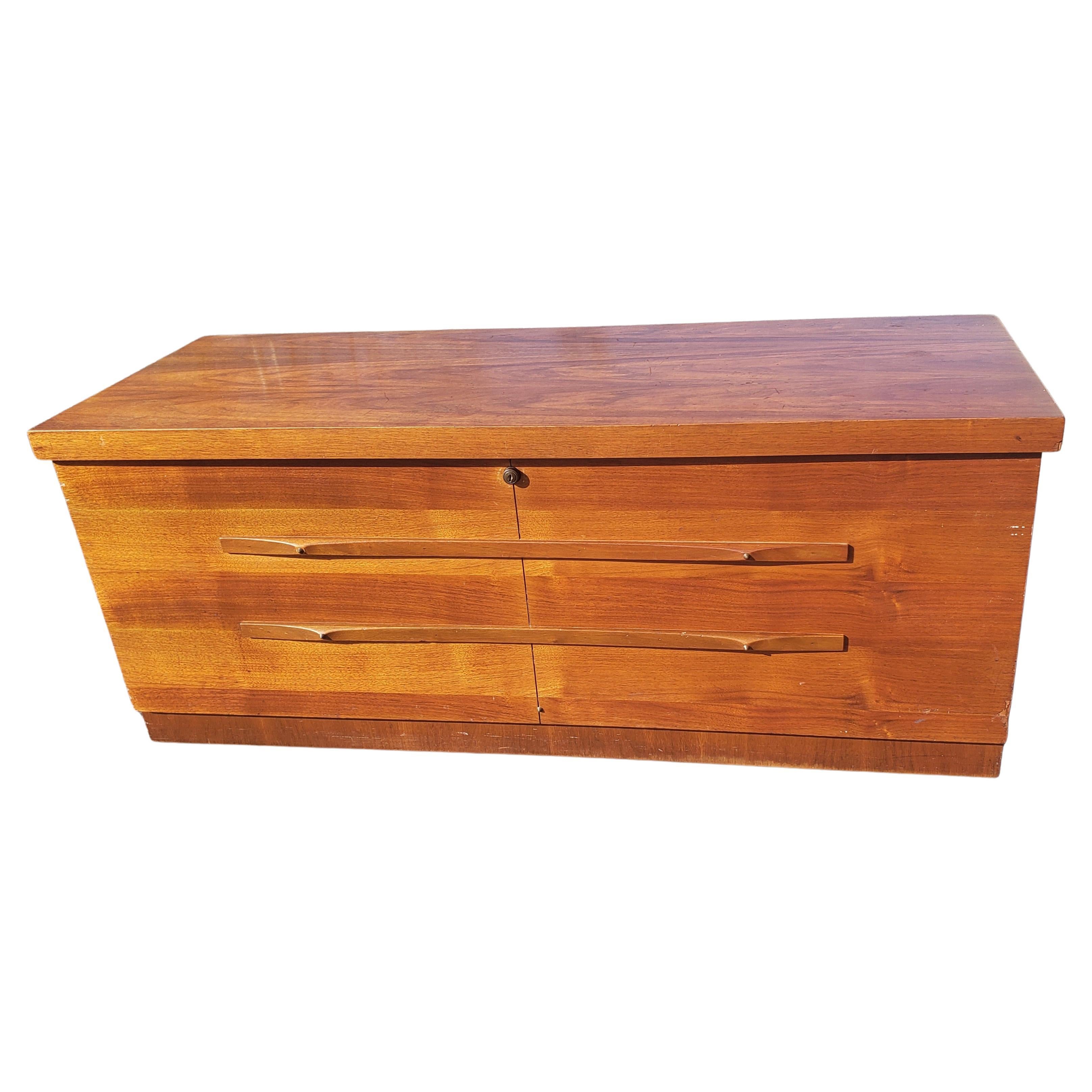 Vintage Cavalier Mahogany Cedar Blanket Chest, Circa 1940s In Good Condition For Sale In Germantown, MD