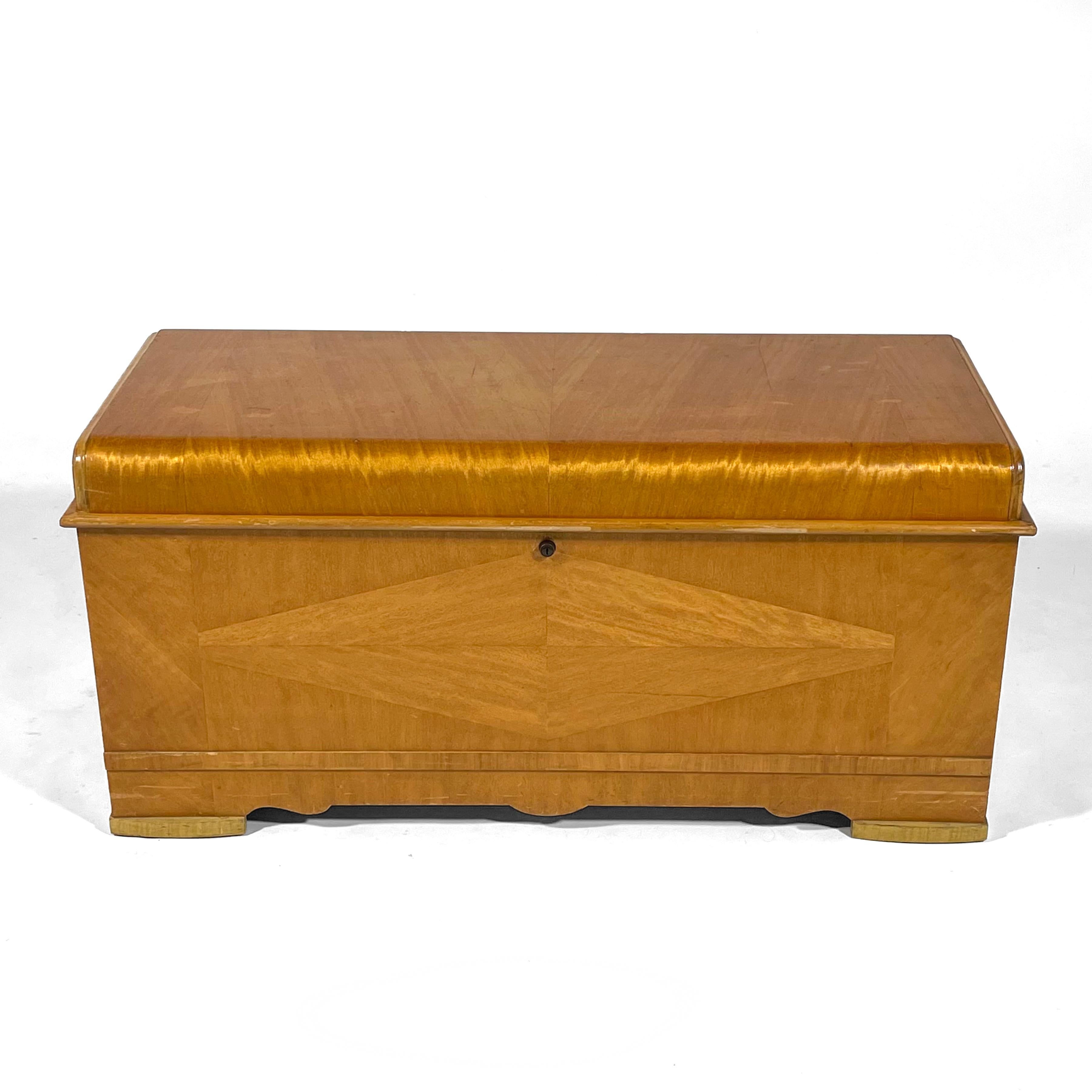 Metà XX secolo Vintage Cavalier Waterfall Art Deco Flame Mahogany Cedar Blanket Chest in vendita