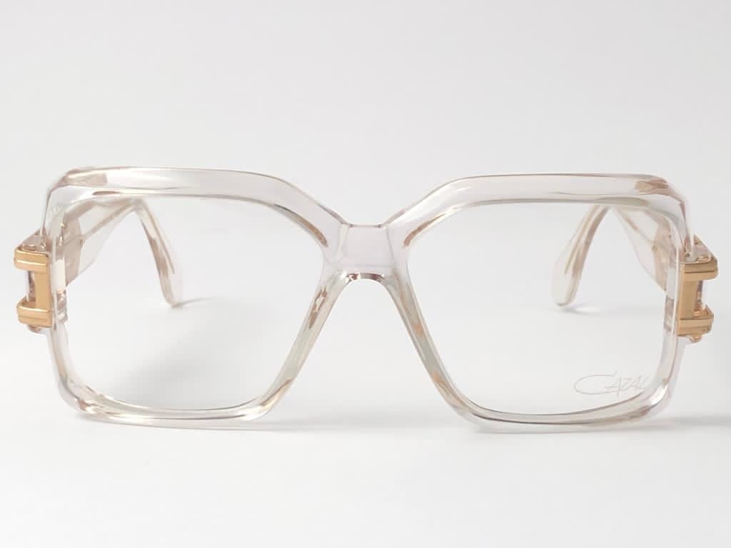 Nueva montura Vintage Cazal de coleccionista translúcida con detalles dorados. 

Lentes demo cazal transparentes con un ligero desgaste debido al almacenamiento.

Fabricado en Alemania Occidental.

MEDIDAS 

FRENTE : 14.5 CMS

ALTURA DE LA LENTE :