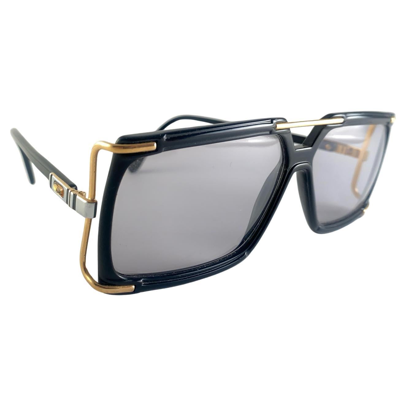 


New Vintage Cazal 638 Gold &  Noir Cadre surdimensionné. 


Cet article peut présenter des signes mineurs d'usure dus au stockage.



Fabriqué en Allemagne de l'Ouest.



Avant                             13.5 Cms


Hauteur de l'objectif         