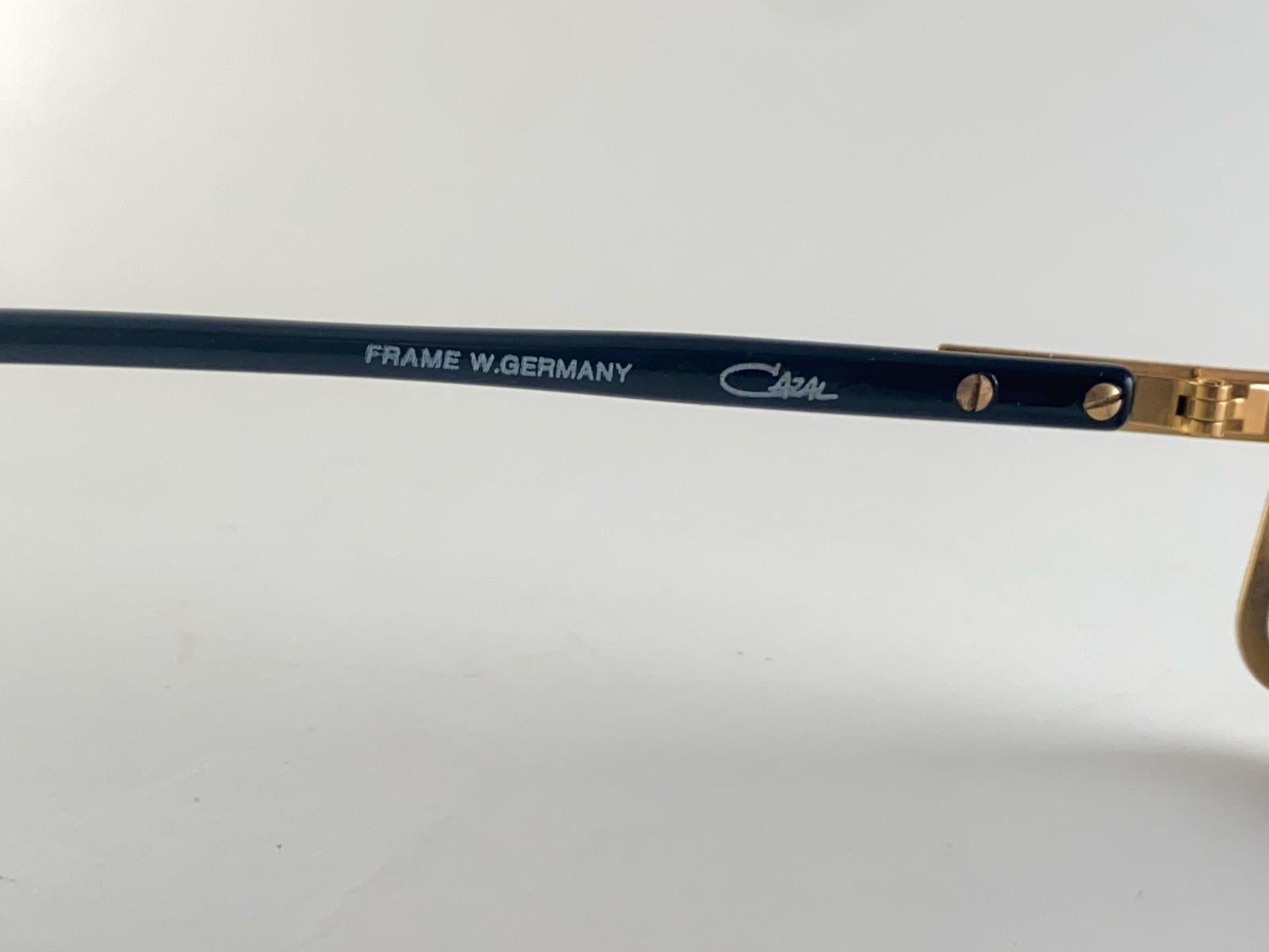 Lunettes de soleil vintage Cazal 638 Gold & Black Frame 1980's West Germany en vente 1