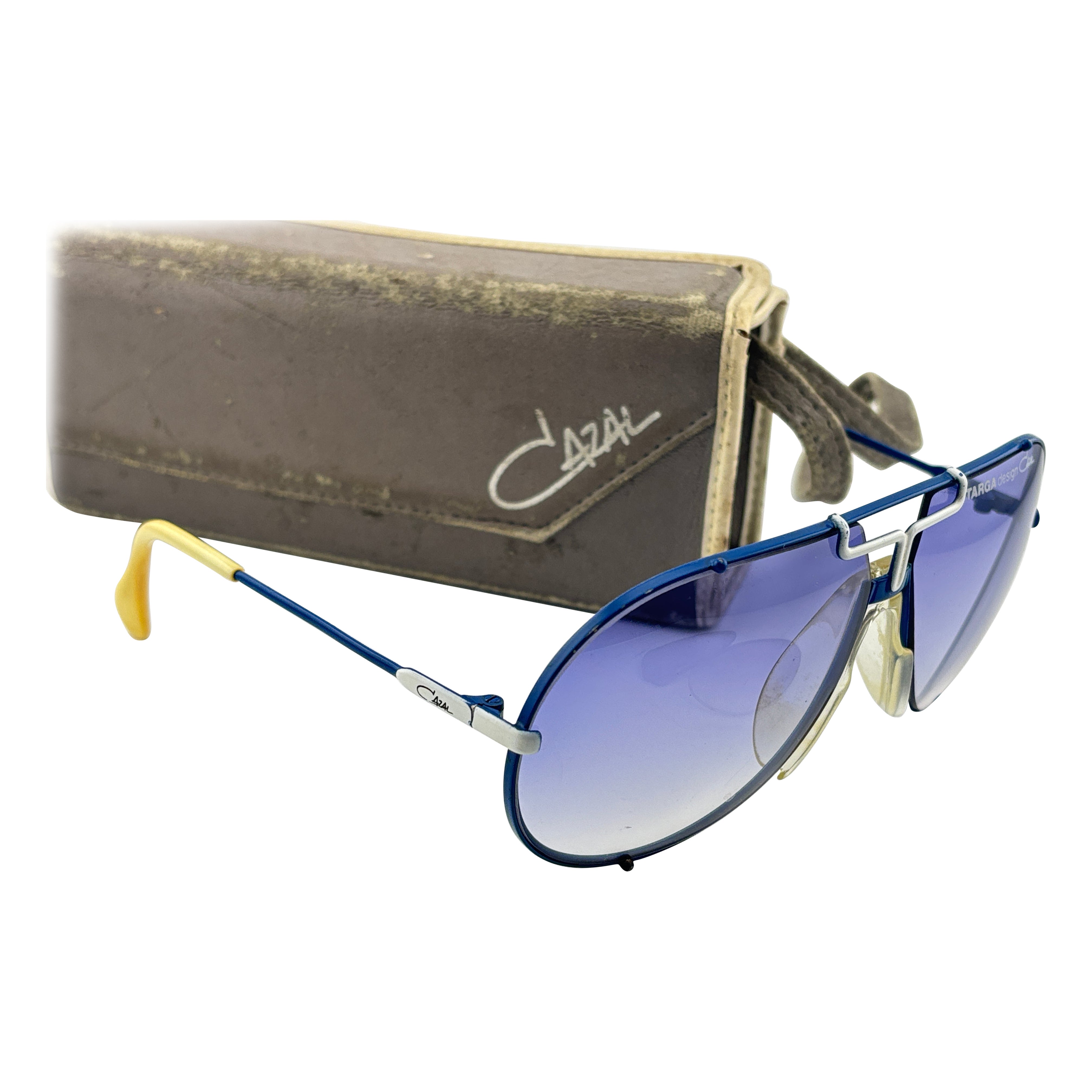 Lunettes de soleil vintage Cazal 901 monture bleue et blanche collector 1980's en vente