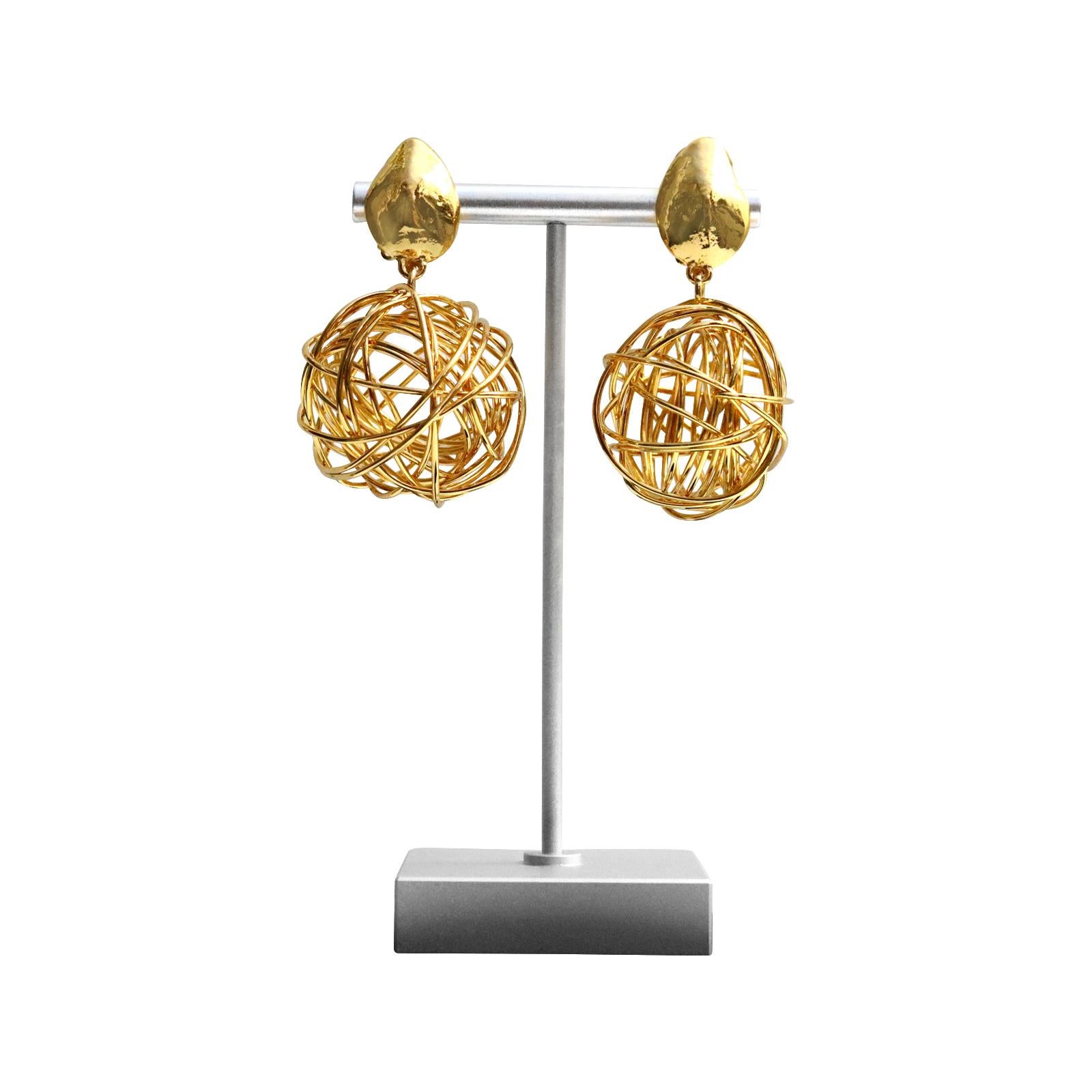 Pendientes vintage Cecile Jeanne de bola redonda de alambre doradoCirca años 90 en Bueno Estado en New York, NY