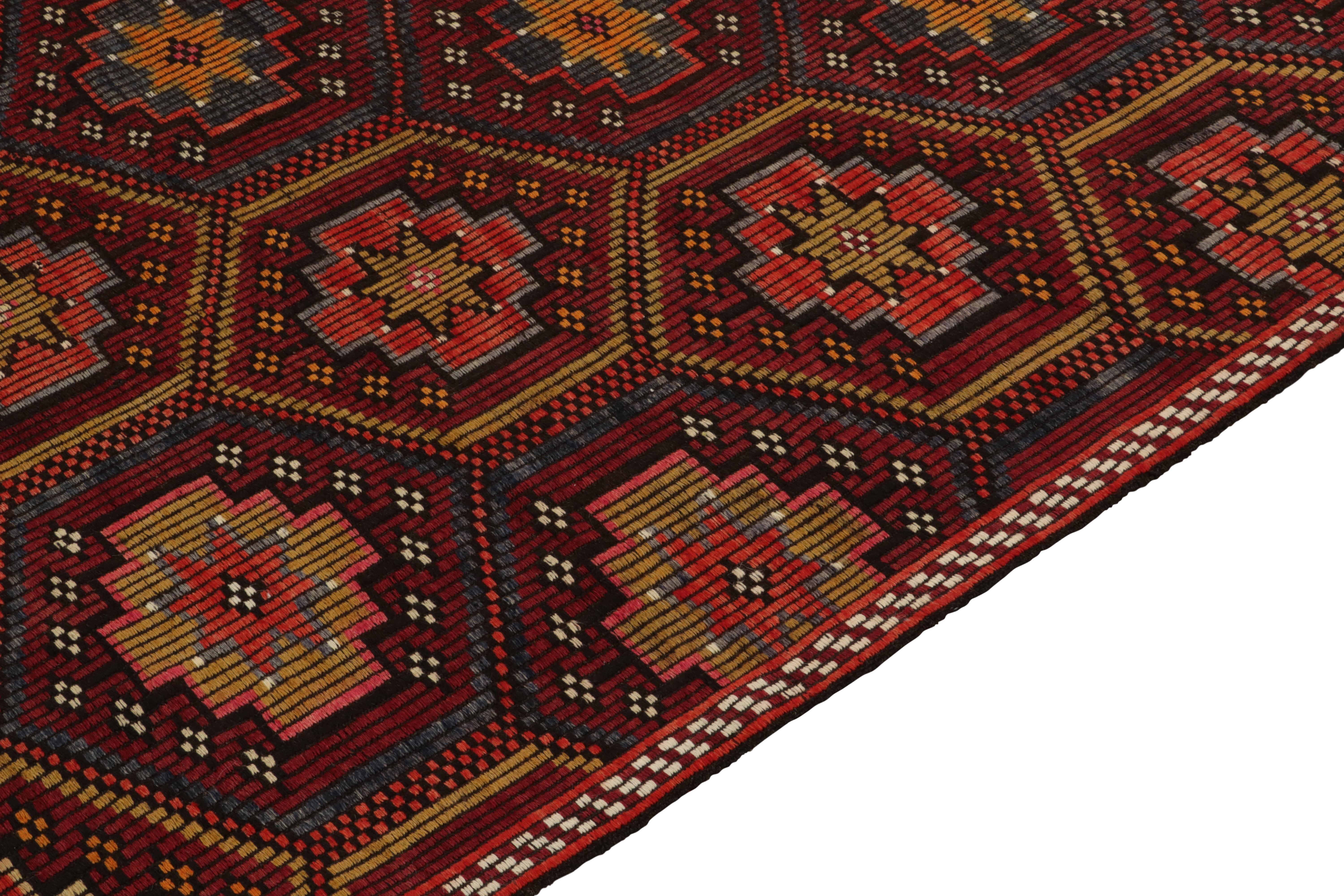 Turc Tapis Kilim Cecim vintage rouge et or à motif géométrique tribal par Rug & Kilim en vente