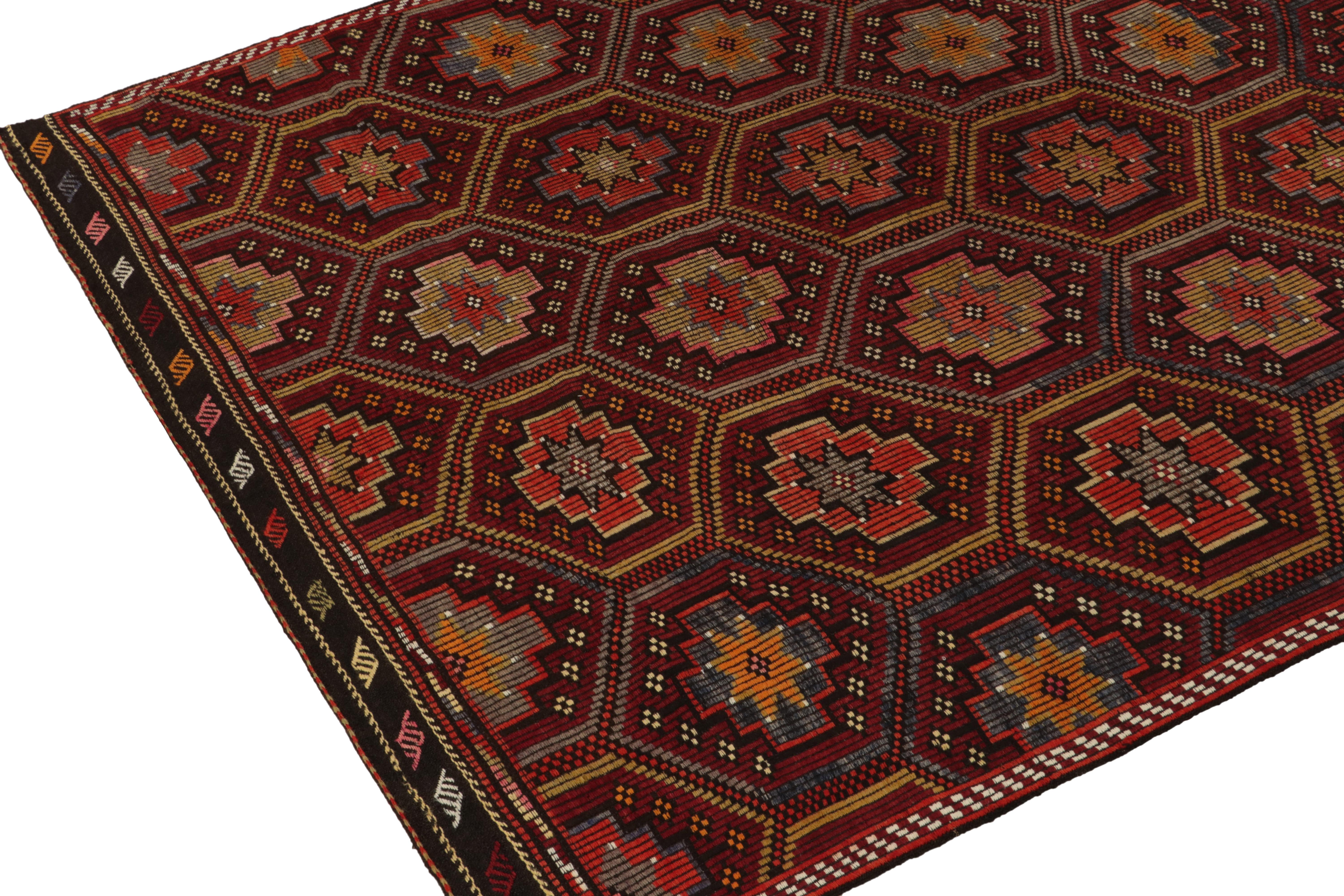 Noué à la main Tapis Kilim Cecim vintage rouge et or à motif géométrique tribal par Rug & Kilim en vente