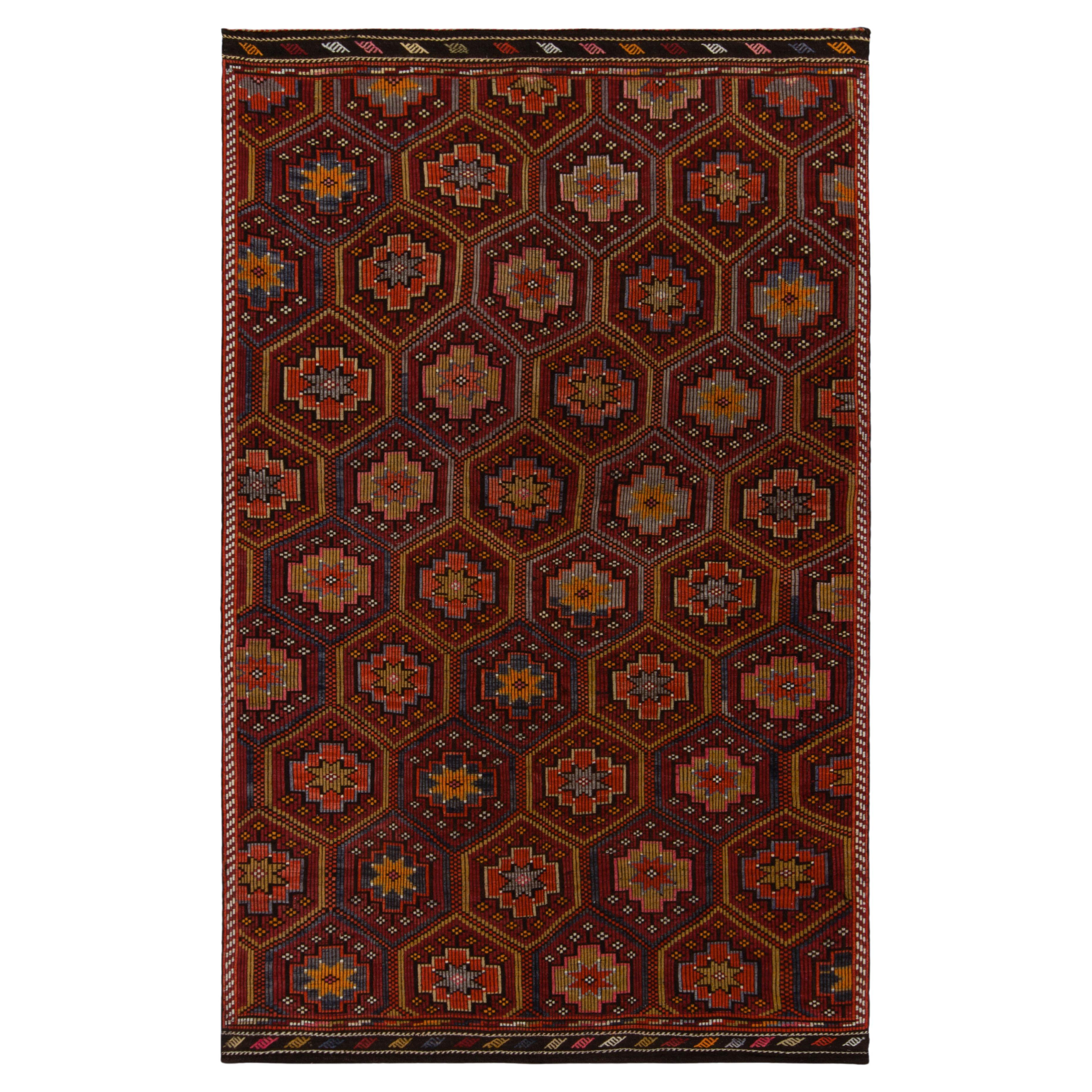 Cecim Vintage-Kelim-Teppich in Rot und Gold mit geometrischem Stammesmuster von Teppich & Kelim