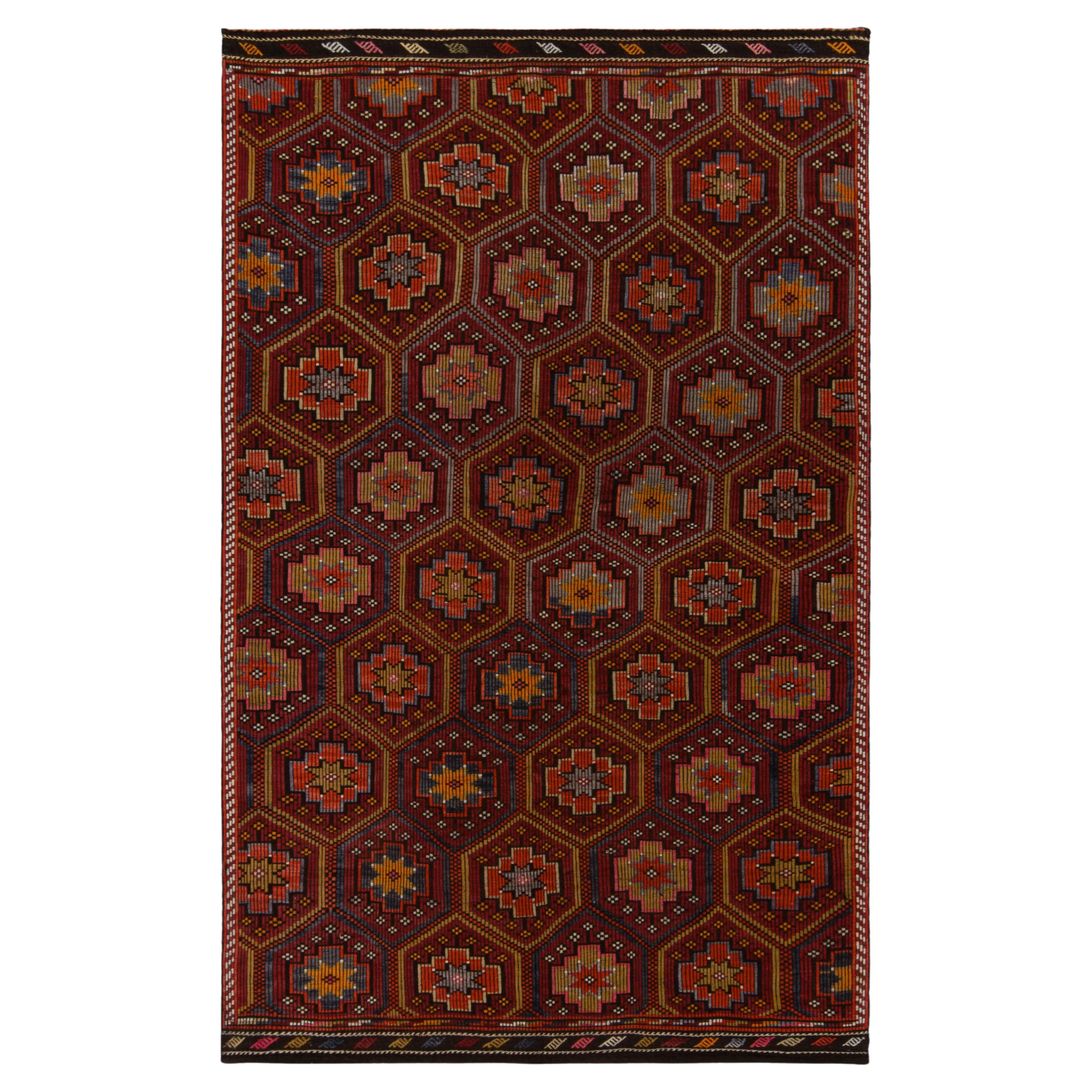 Tapis Kilim Cecim vintage rouge et or à motif géométrique tribal par Rug & Kilim