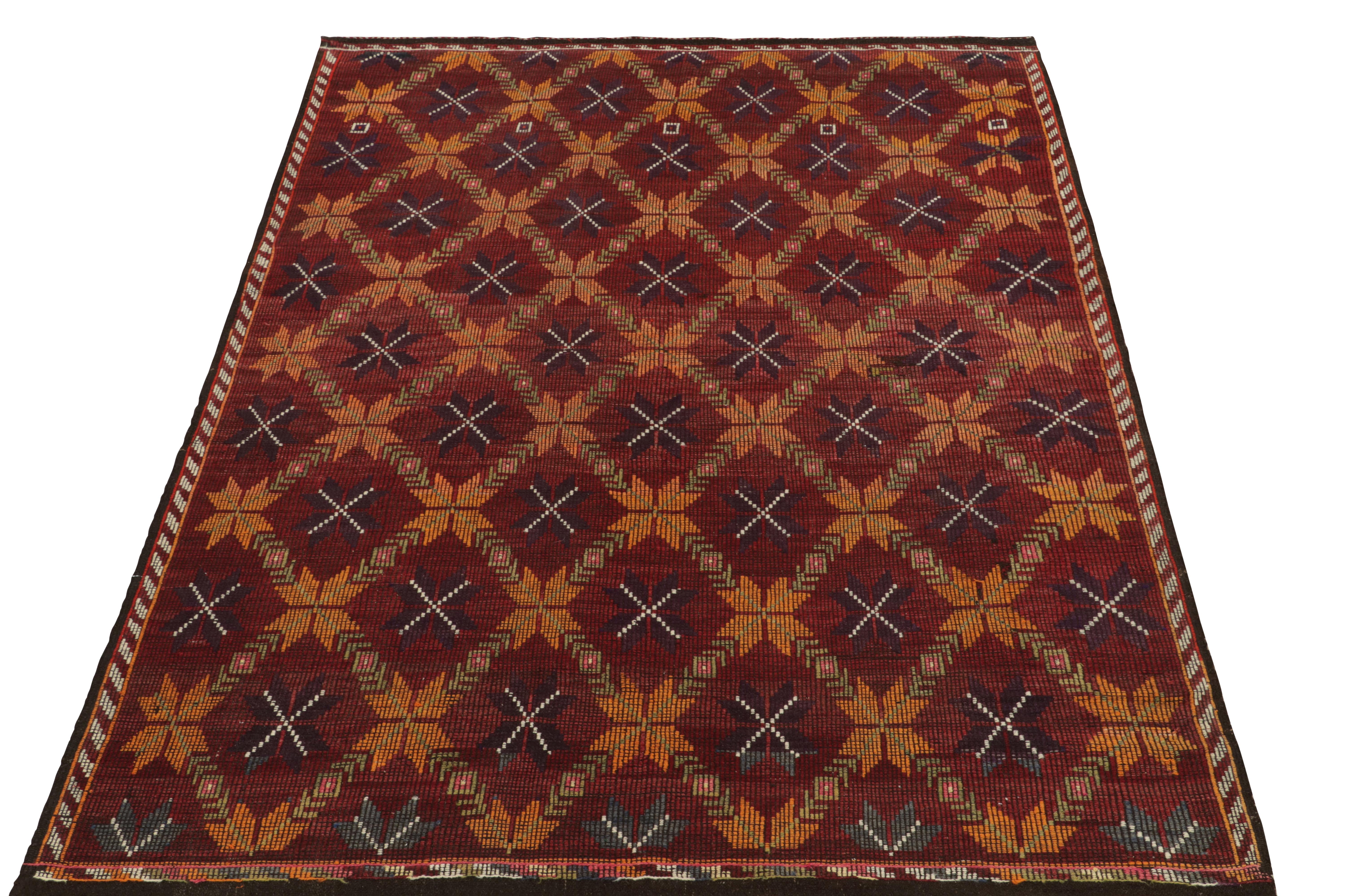 Ein alter Cecim-Kelim-Teppich im kurdischen Stil, der unsere Flachgewebe-Kollektion bereichert. Dieser 7x9 große Teppich besticht durch seine tadellosen Stickereien und Details im Design, die für die für diese Linie bekannten texturierten Gewebe