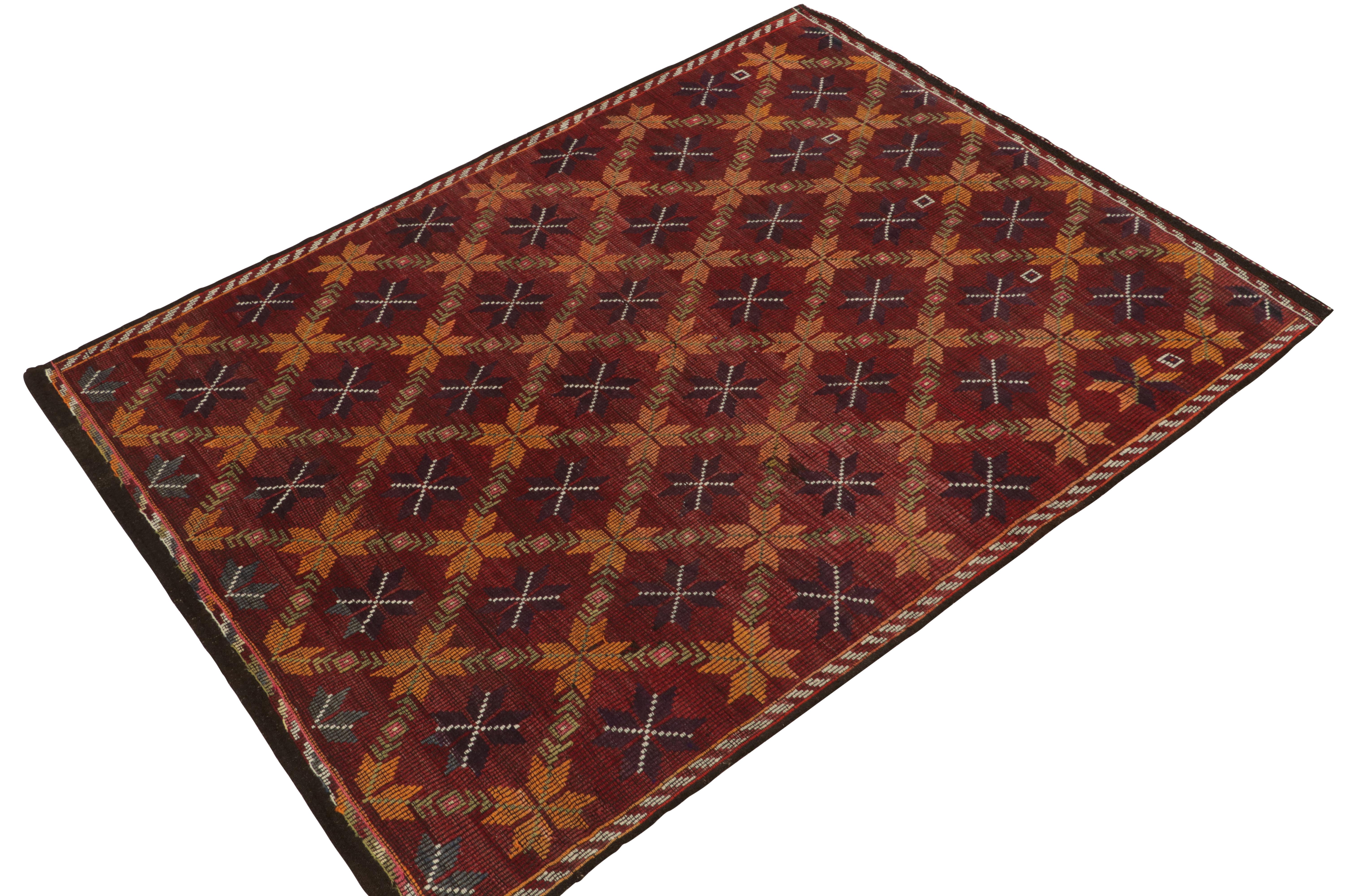 Cecim Vintage Vintage-Kelimteppich in Rot-Orange mit geometrischem Stammesmuster von Teppich & Kelim (Stammeskunst) im Angebot
