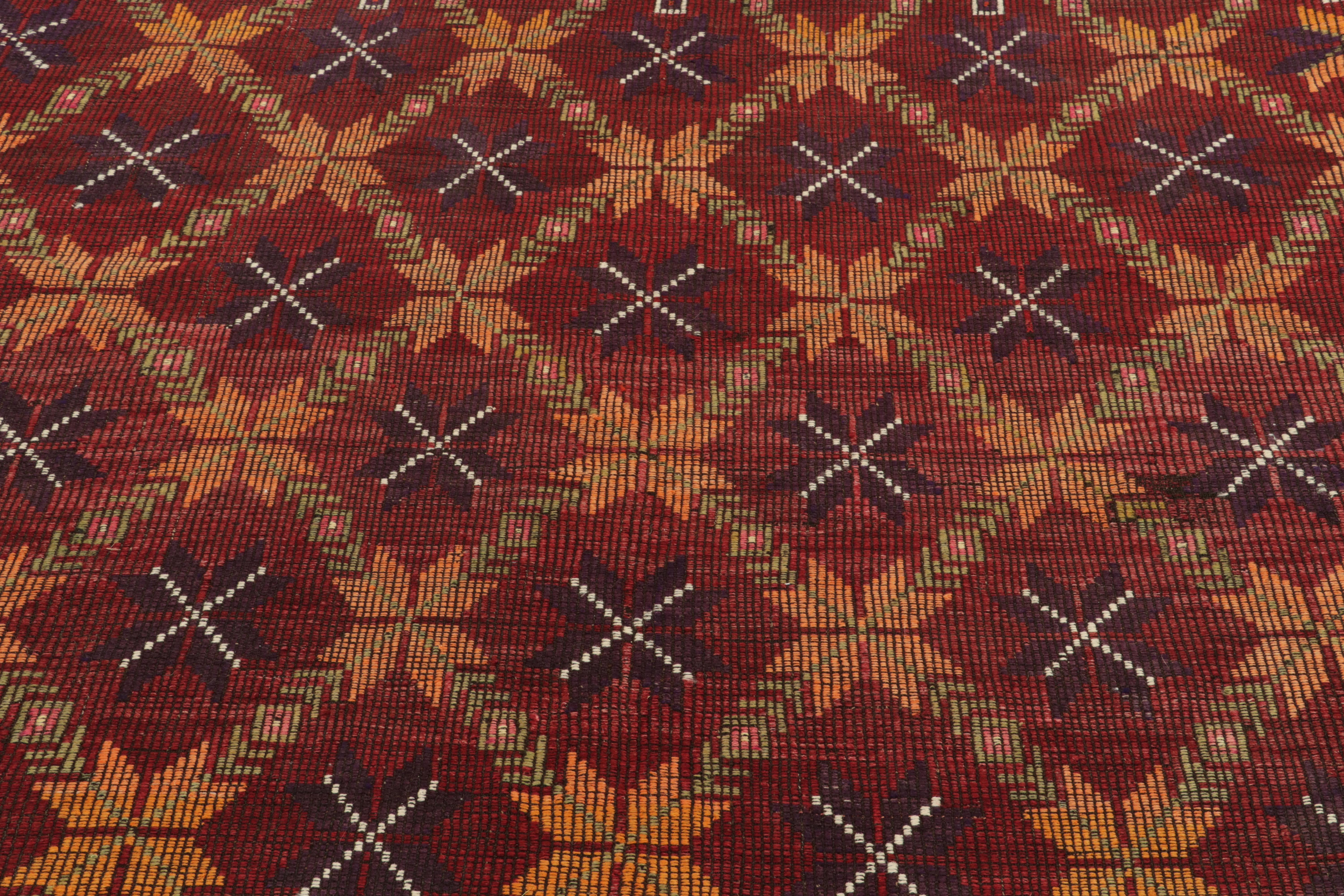 Cecim Vintage Vintage-Kelimteppich in Rot-Orange mit geometrischem Stammesmuster von Teppich & Kelim (Handgeknüpft) im Angebot