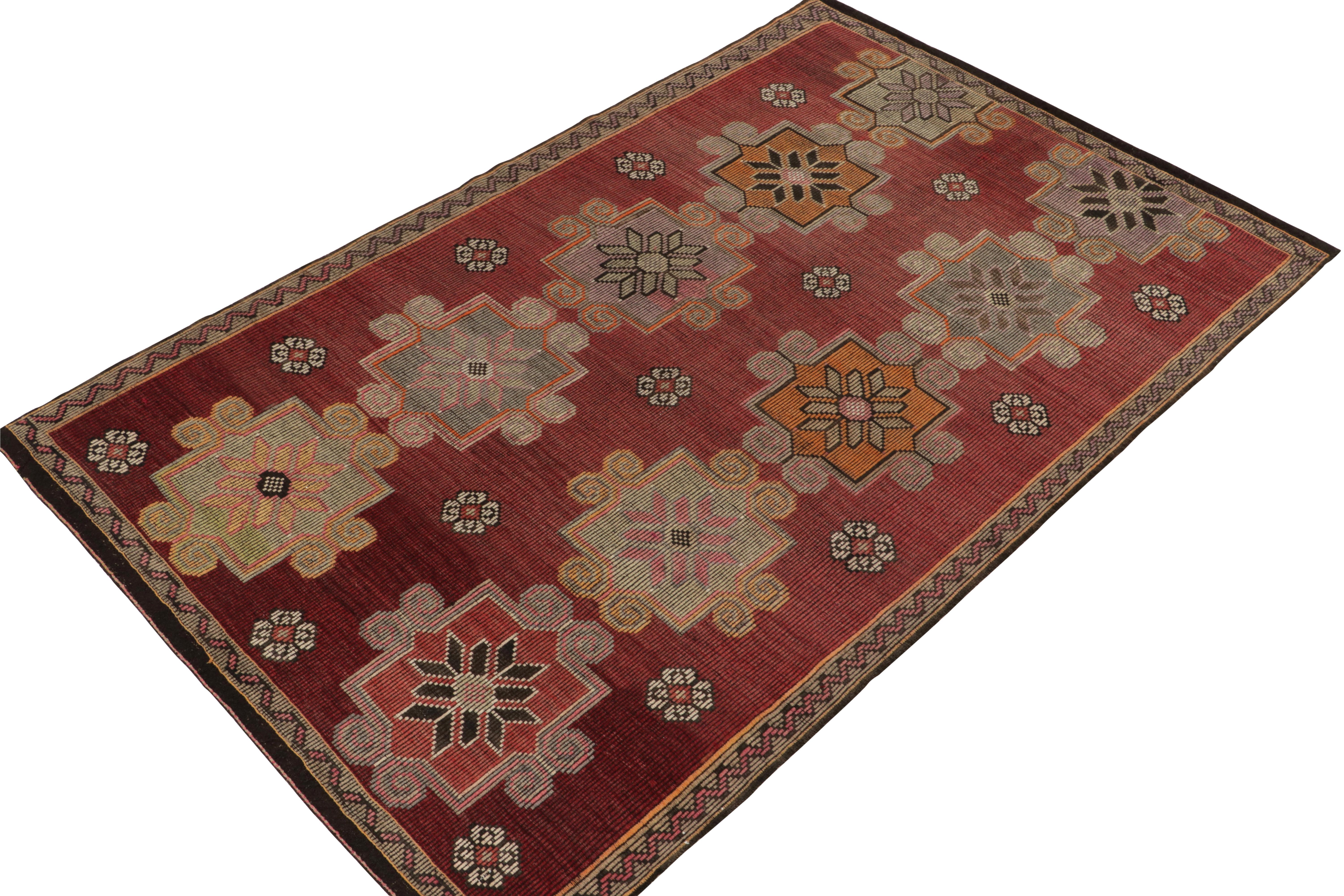 Vintage-Kelimteppich im roten, braunen Stammesmuster mit geometrischem Blumenmuster von Teppich & Kelim (Stammeskunst) im Angebot