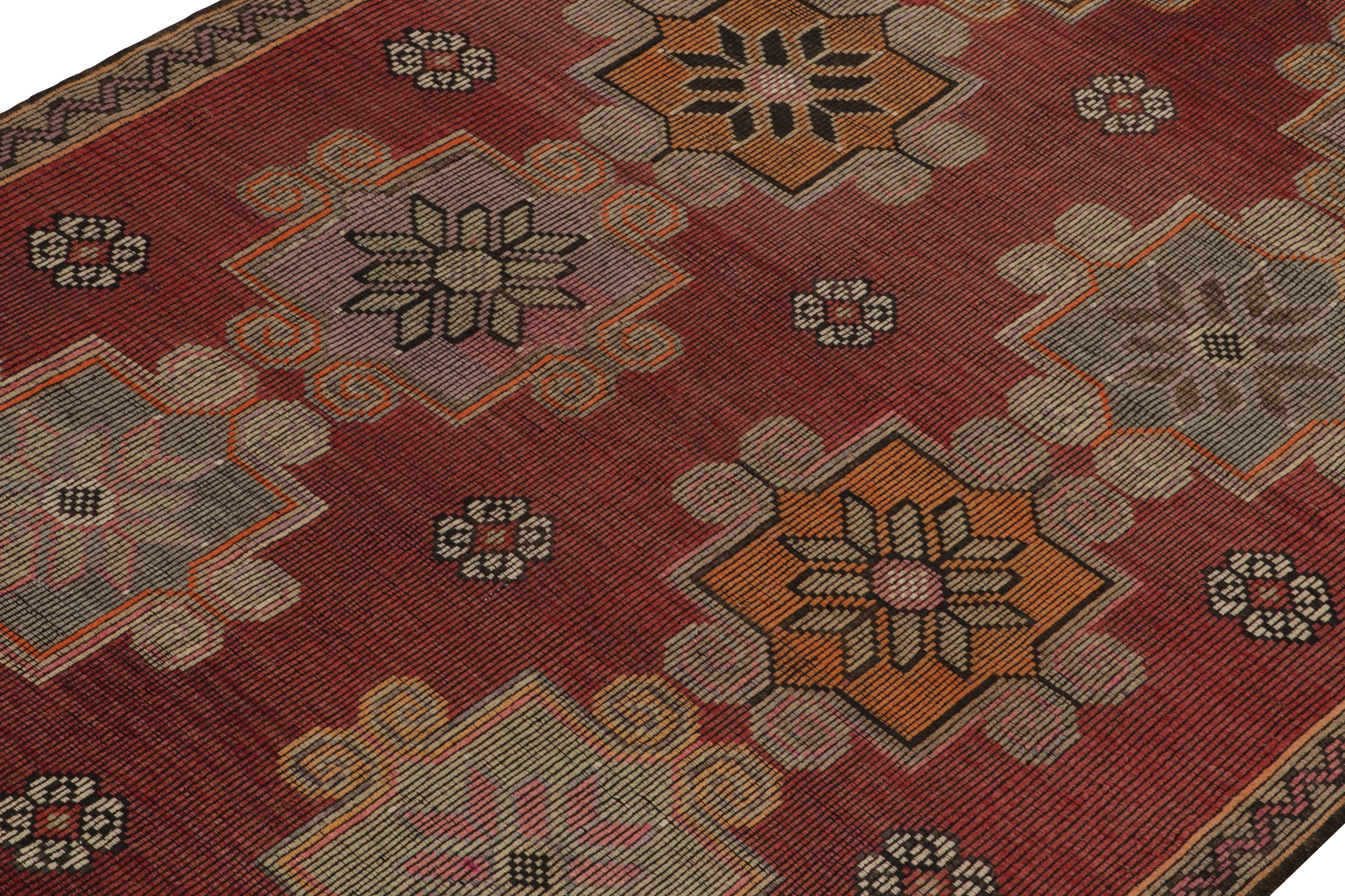 Turc Tapis Kilim vintage rouge, marron à motif floral géométrique et tribal par Rug & Kilim en vente