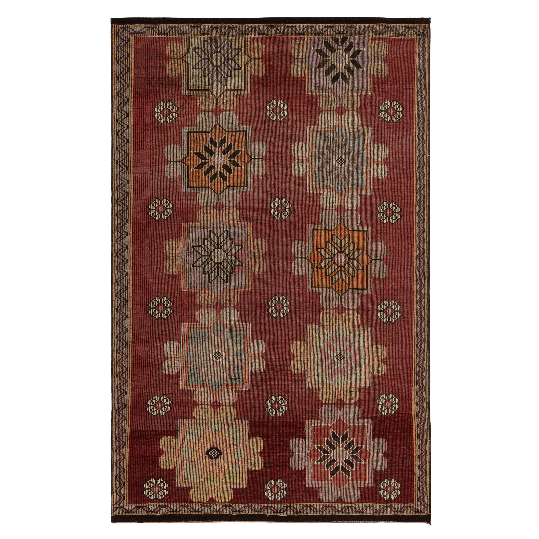 Vintage-Kelimteppich im roten, braunen Stammesmuster mit geometrischem Blumenmuster von Teppich & Kelim