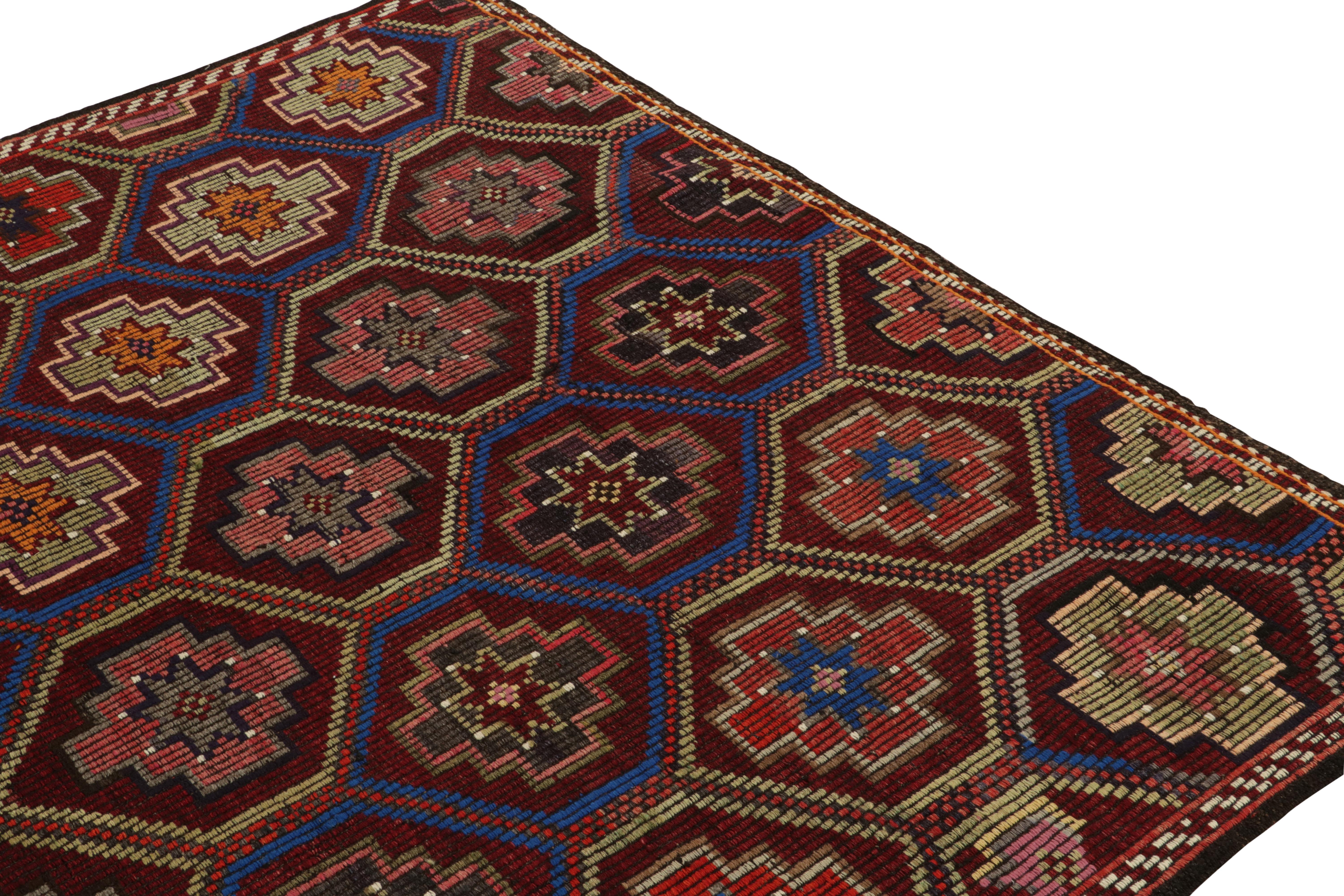 Vintage-Kelim-Teppich in Rot mit mehrfarbigen, geometrischen Stammesmustern von Teppich & Kelim (Handgeknüpft) im Angebot