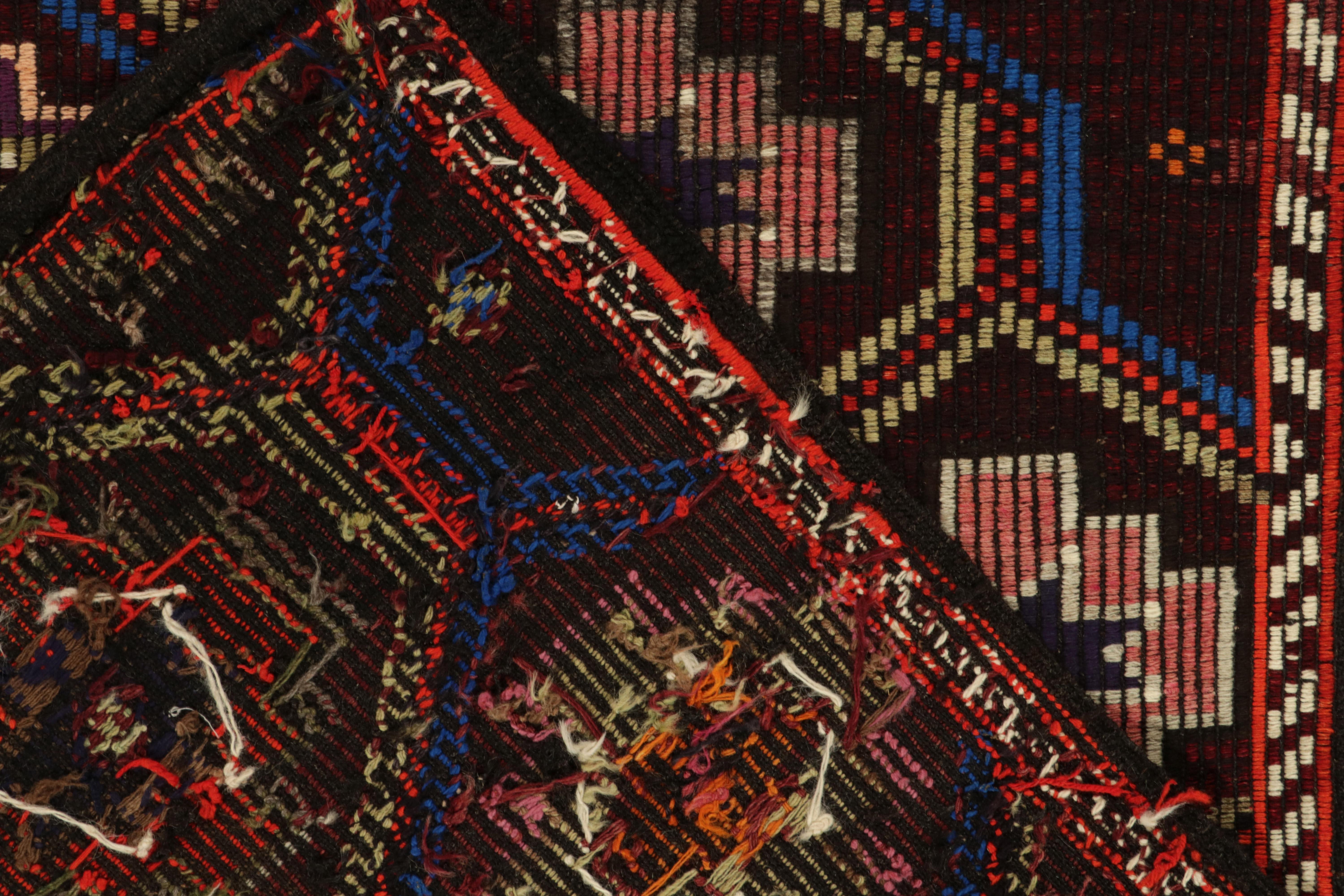 Vintage-Kelim-Teppich in Rot mit mehrfarbigen, geometrischen Stammesmustern von Teppich & Kelim im Zustand „Gut“ im Angebot in Long Island City, NY