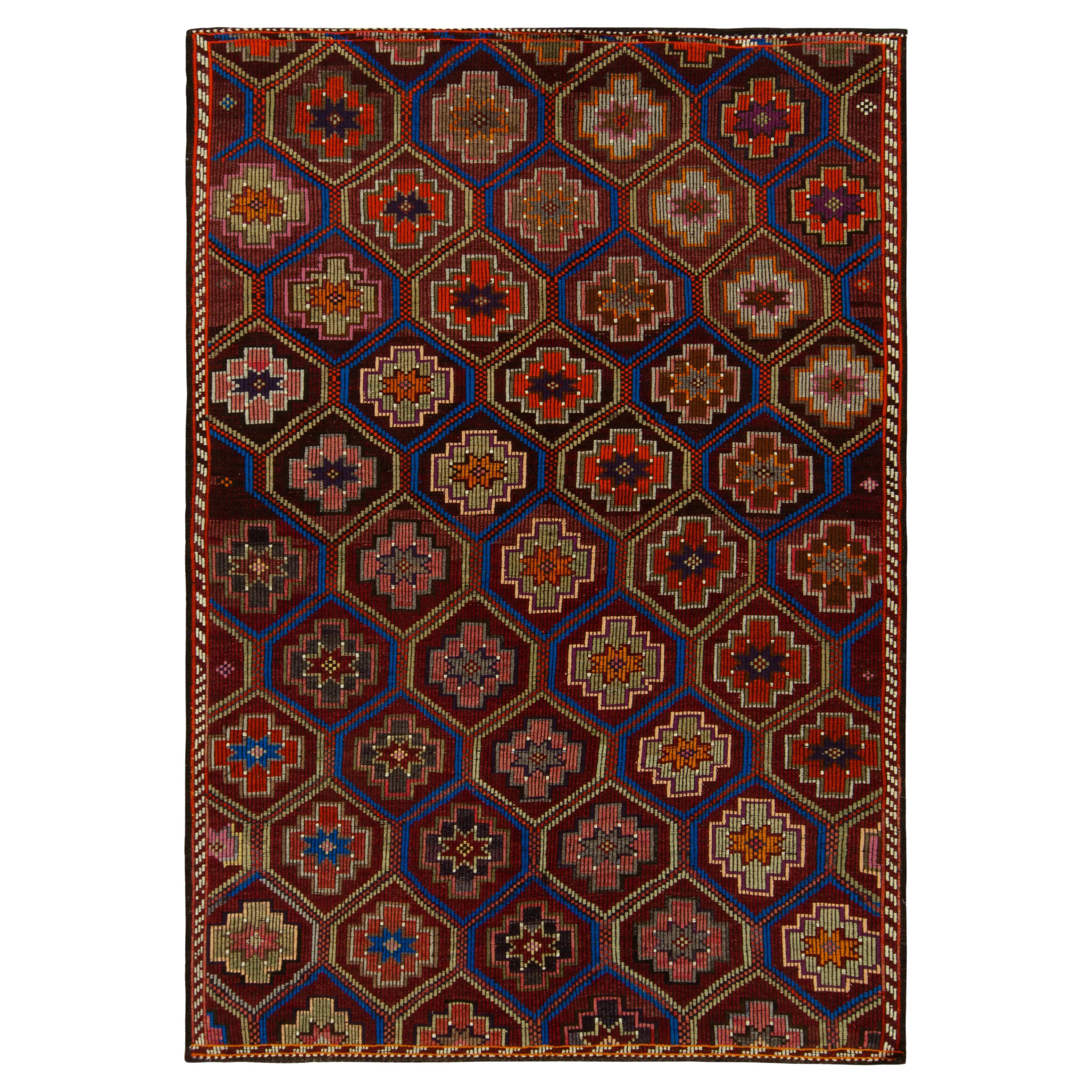 Tapis Kilim vintage rouge, motifs géométriques tribaux multicolores par Rug & Kilim