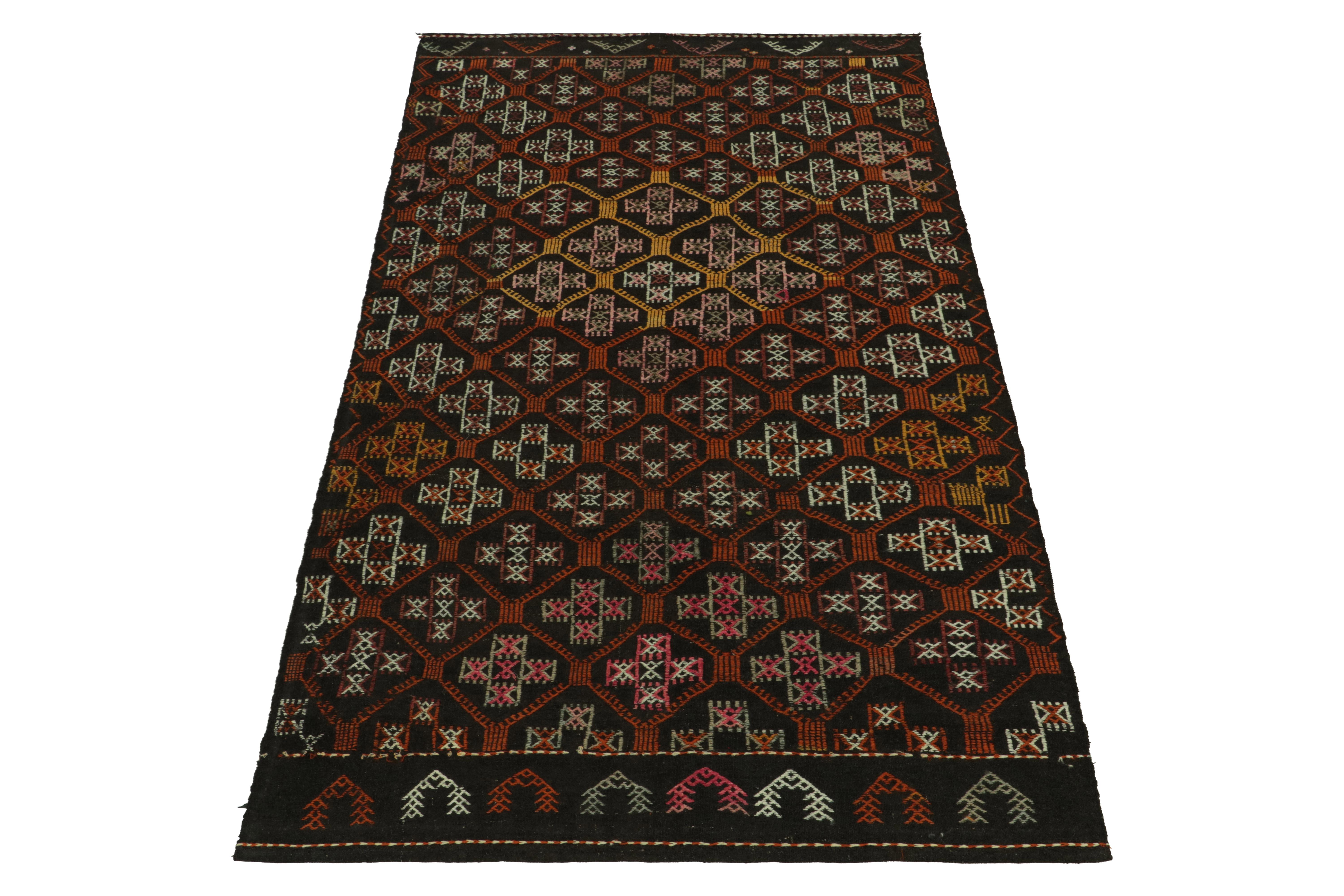 Ein Vintage-Kilim-Teppich im Format 5 x 9 aus einer herausragenden Kuration der Cecim-Stammes-Teppichfamilie in unserer renommierten Kollektion. Handgewebte Wolle aus der Türkei, um 1950-1960, mit einem kräftigen braunen Hintergrund und