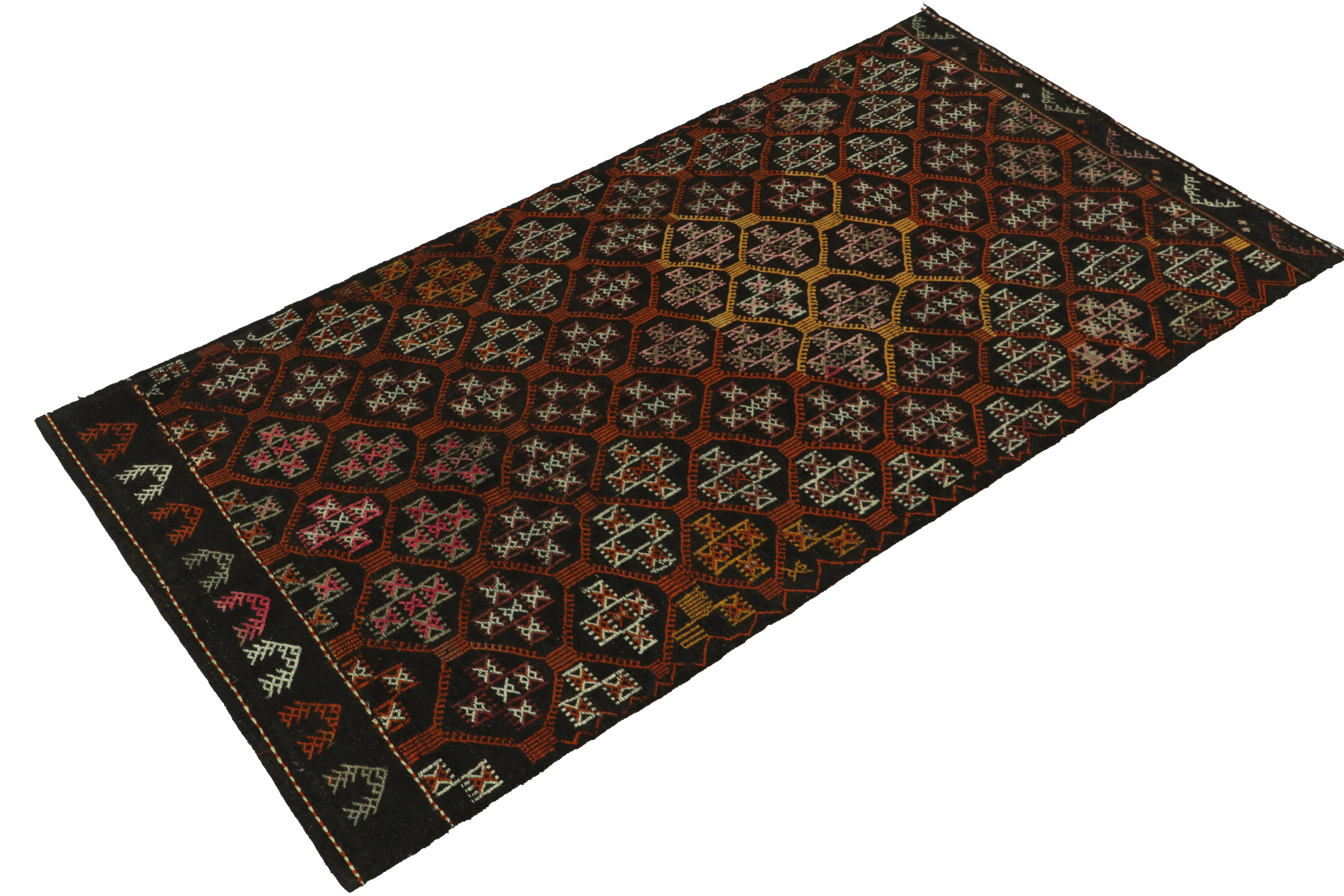 Vintage-Teppich aus braunem Kelim-Stammesteppich mit mehrfarbigen geometrischen Mustern von Rug & Kilim (Stammeskunst) im Angebot