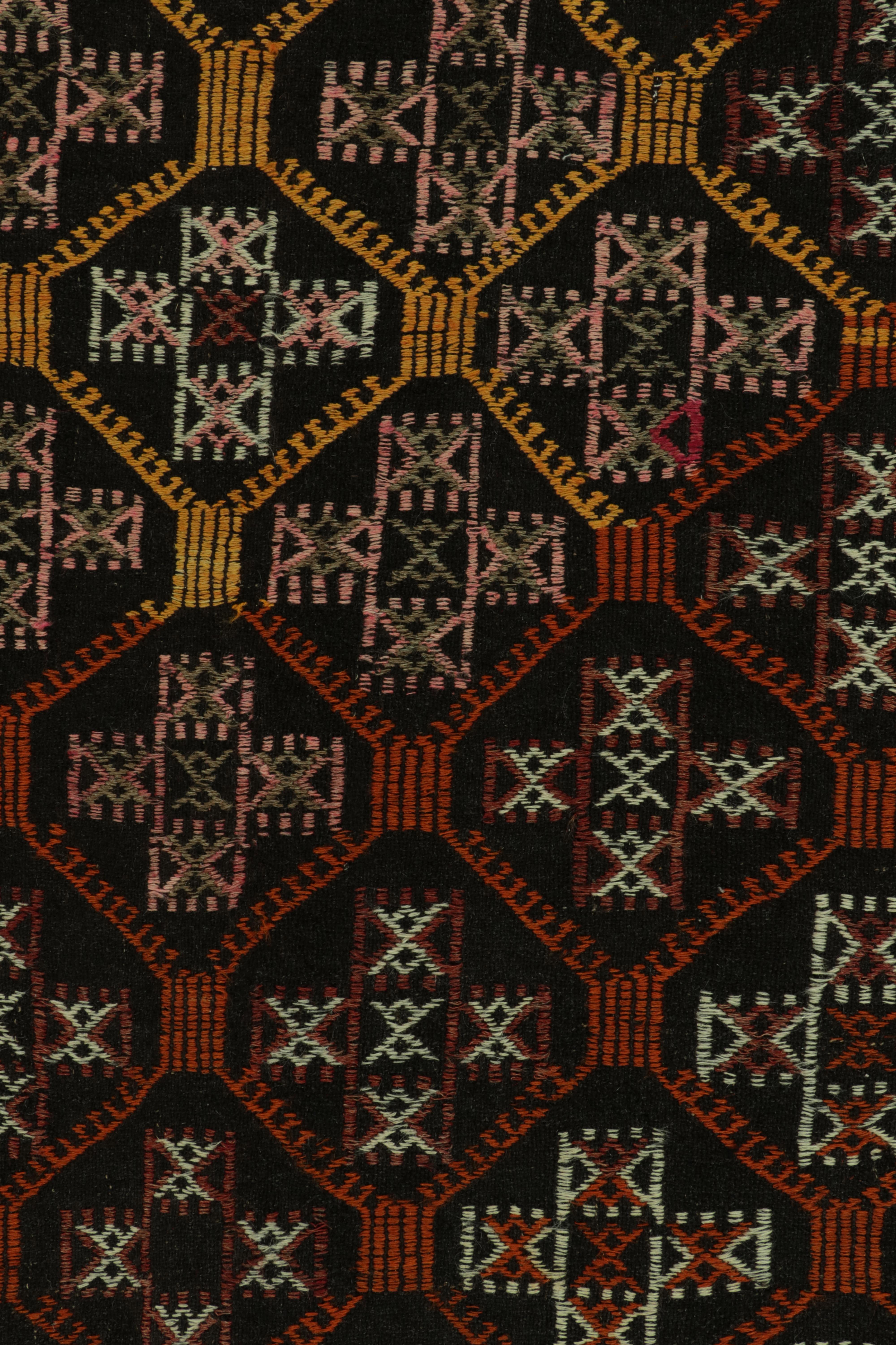 Vintage-Teppich aus braunem Kelim-Stammesteppich mit mehrfarbigen geometrischen Mustern von Rug & Kilim (Türkisch) im Angebot