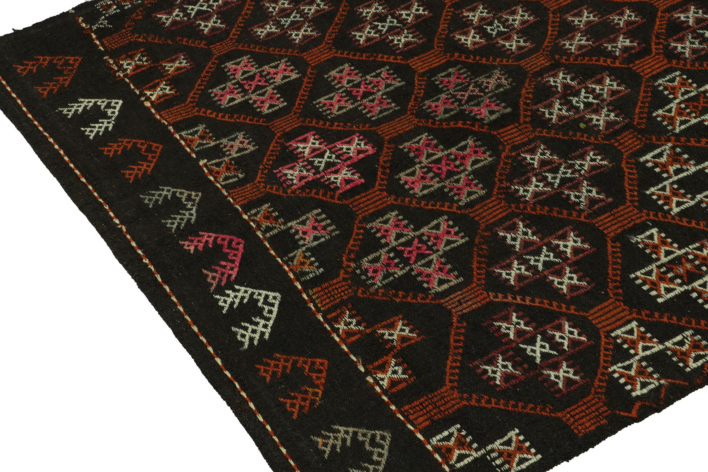 Vintage-Teppich aus braunem Kelim-Stammesteppich mit mehrfarbigen geometrischen Mustern von Rug & Kilim (Handgeknüpft) im Angebot