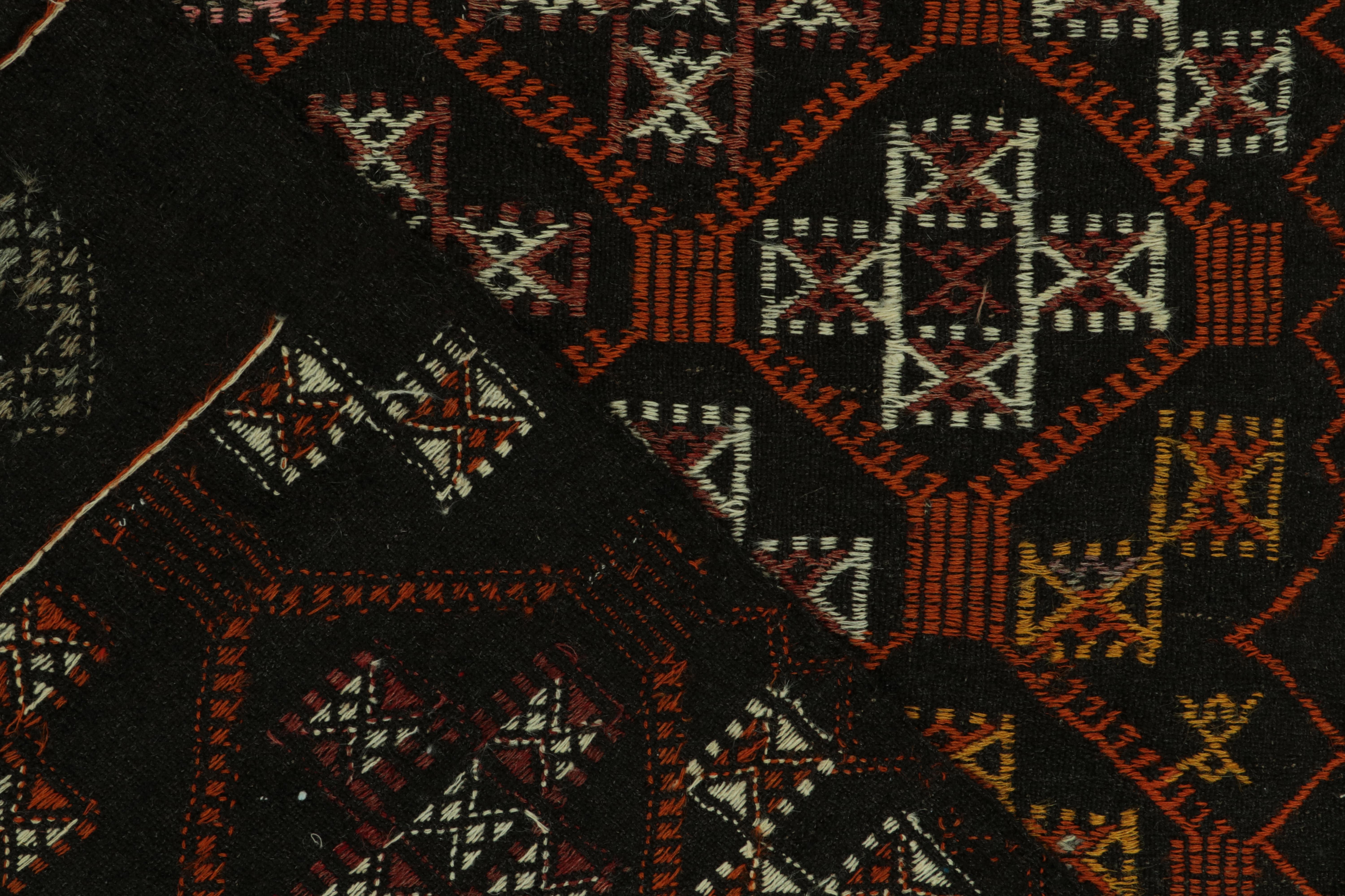 Vintage-Teppich aus braunem Kelim-Stammesteppich mit mehrfarbigen geometrischen Mustern von Rug & Kilim im Zustand „Gut“ im Angebot in Long Island City, NY