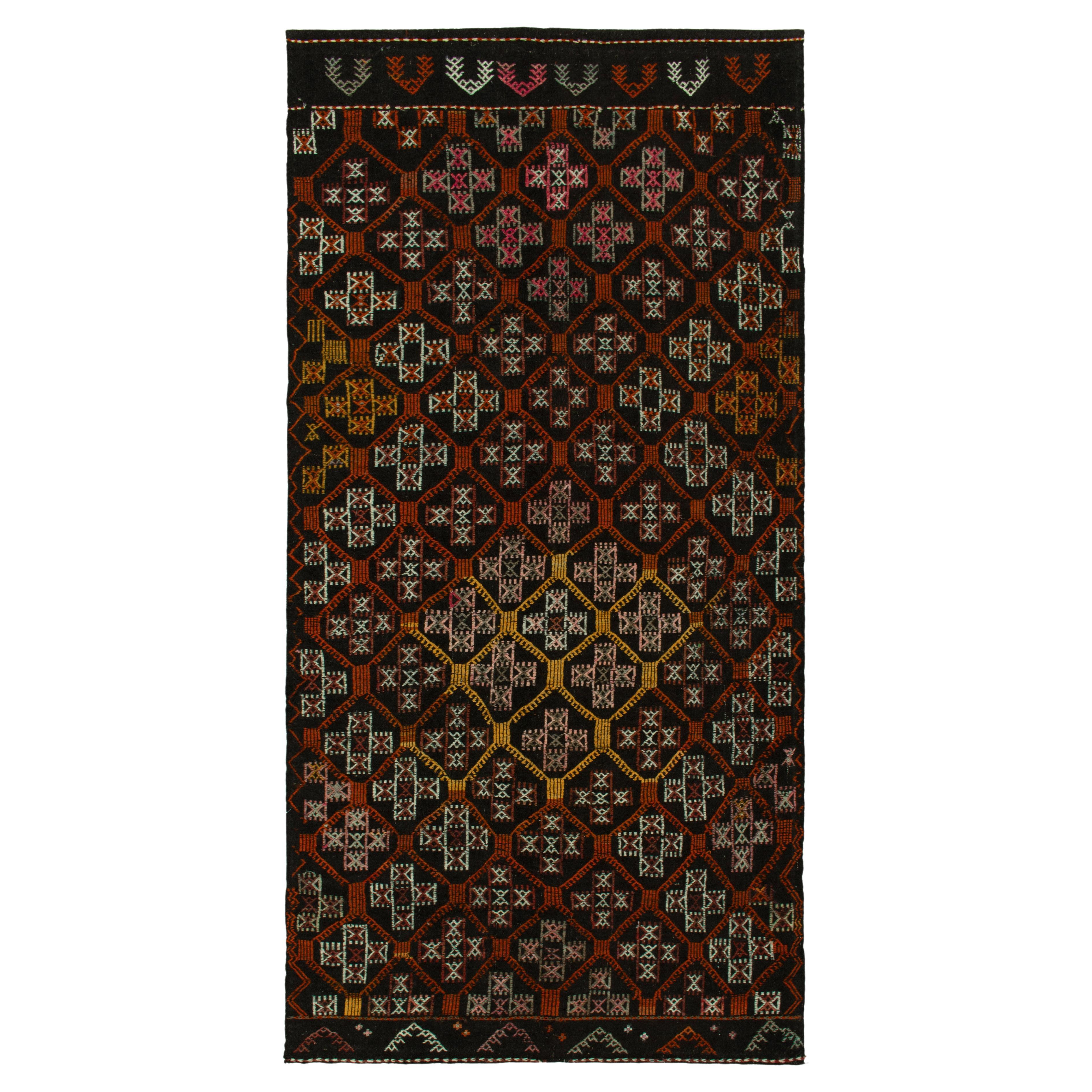 Tapis tribal Kilim vintage marron, motifs géométriques multicolores par Rug & Kilim