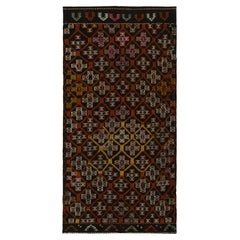 Vintage-Teppich aus braunem Kelim-Stammesteppich mit mehrfarbigen geometrischen Mustern von Rug & Kilim