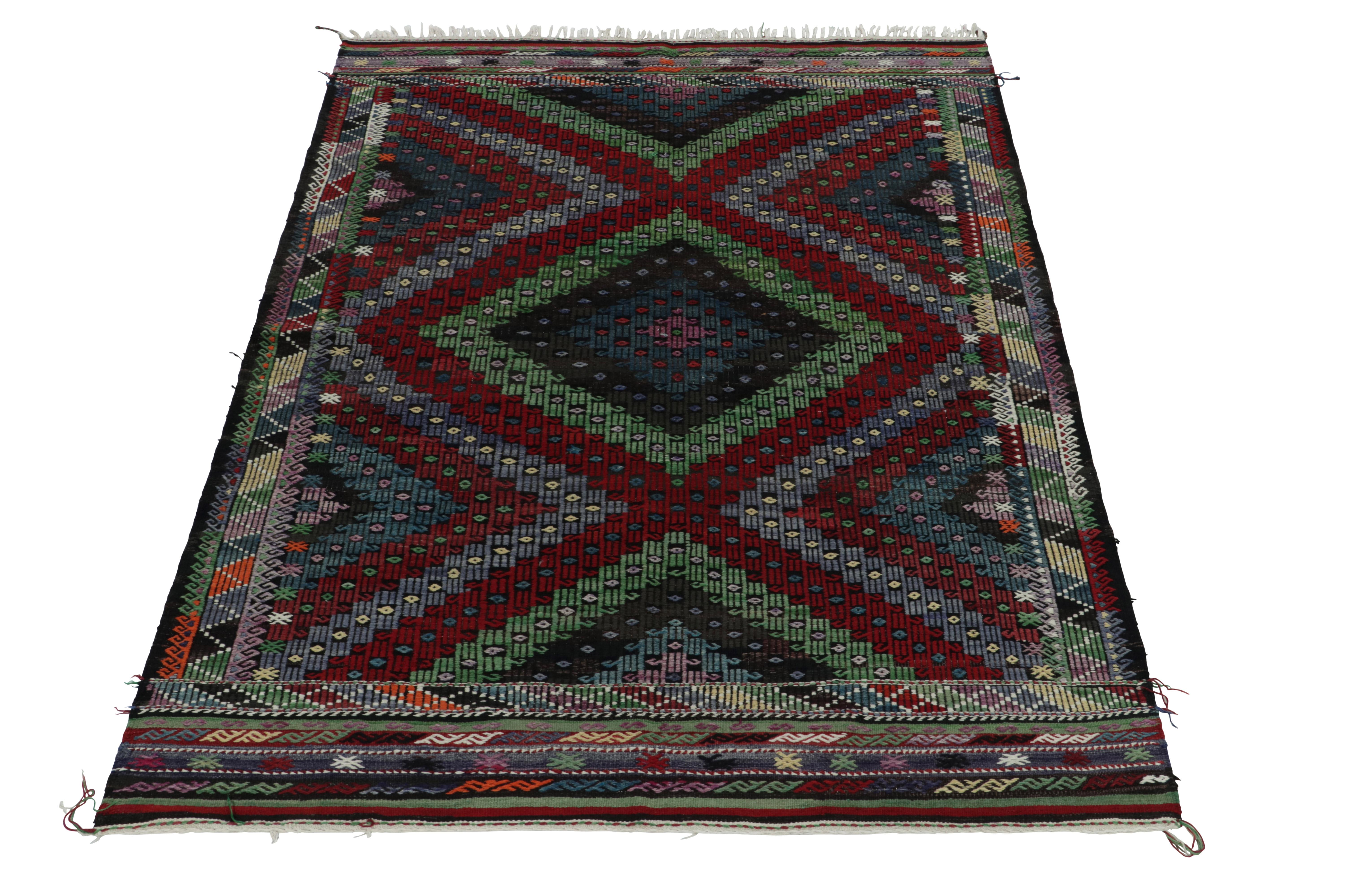 Dieser 6x9 große Cecim-Kelimteppich im berühmten kurdischen Stil ist eine wertvolle Ergänzung unserer Flachgewebekollektion. Dieses besondere Flachgewebe aus der Mitte des Jahrhunderts aus der Türkei zeichnet sich durch ein gesticktes Rautenmuster